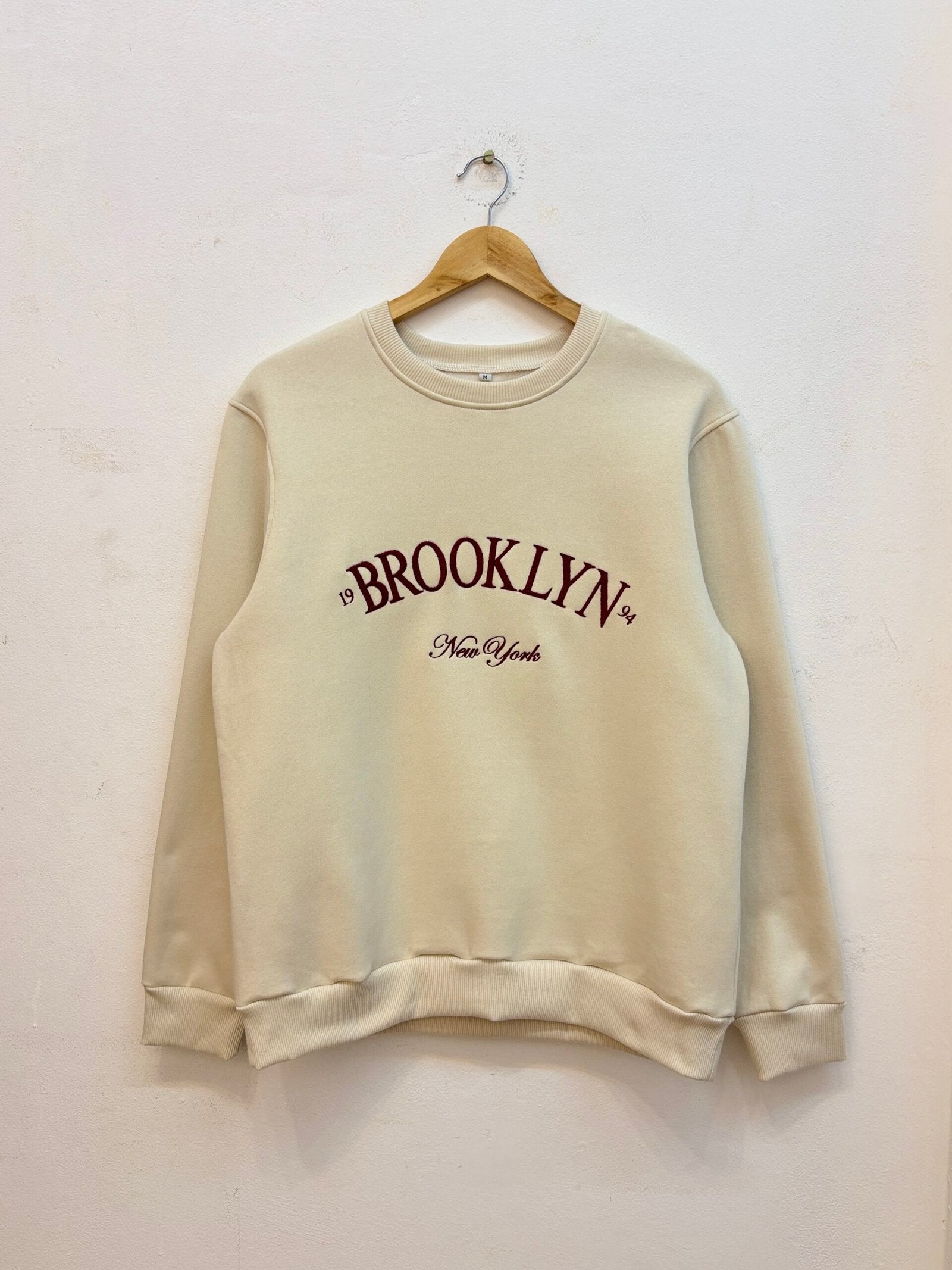 Buzo crema con estampado Brooklyn New York y cuello redondo