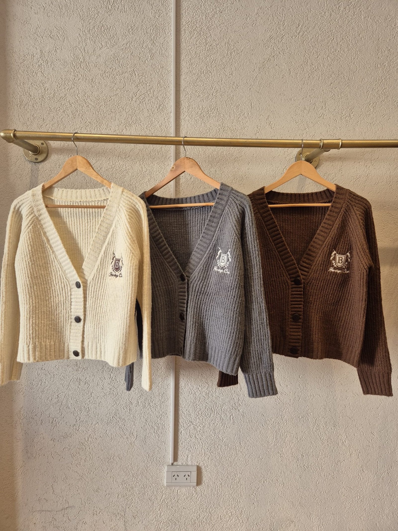 Saco acanalado beige con escote en V y botones delanteros