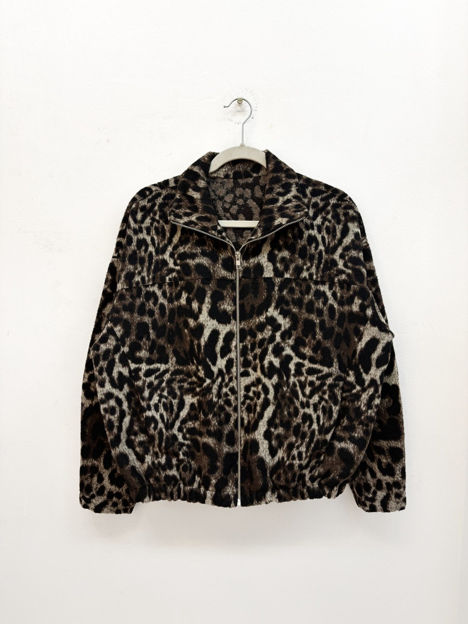 Campera de lana con estampado animal print negro y beige