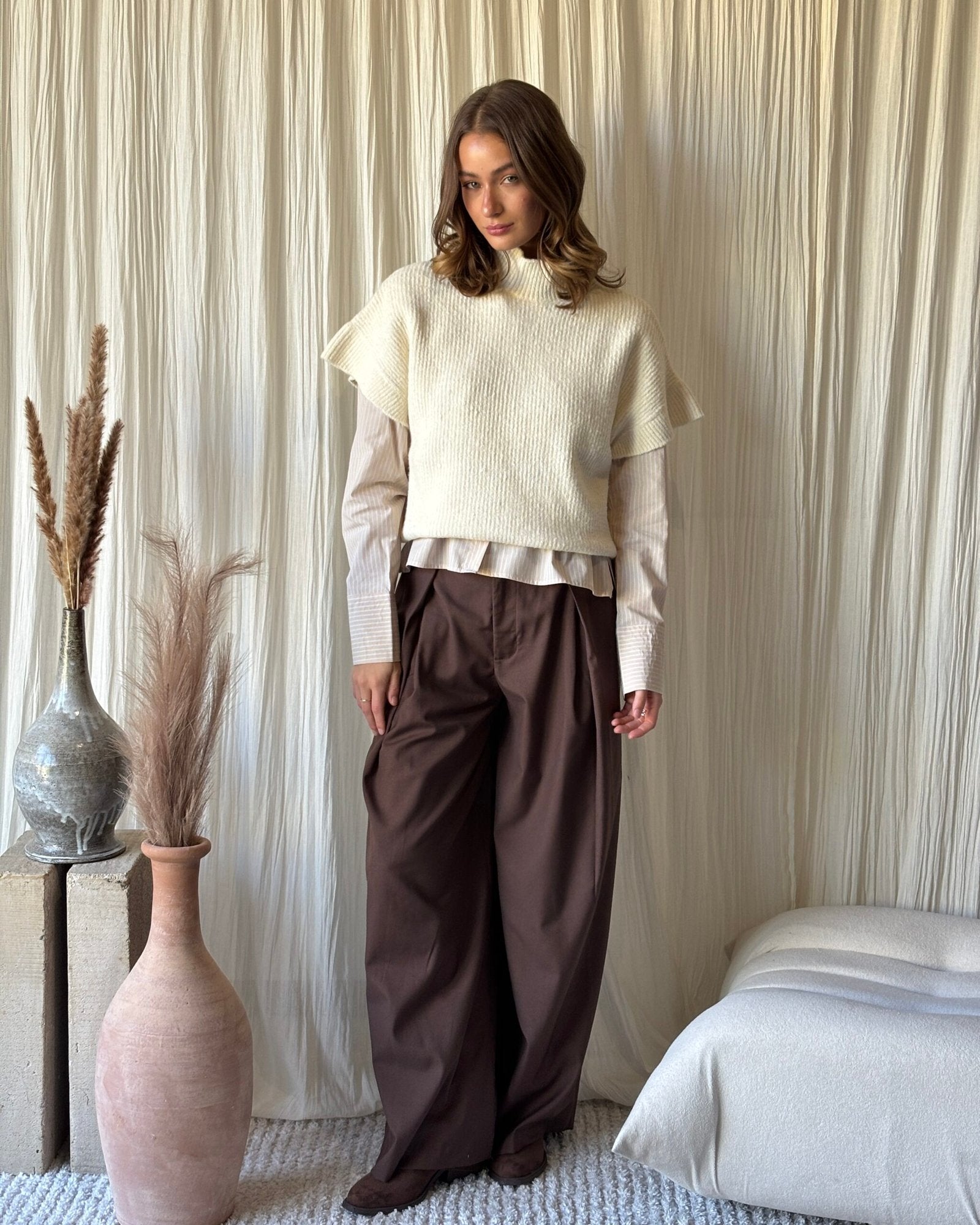 Pantalón marrón oscuro de tiro alto y pierna ancha