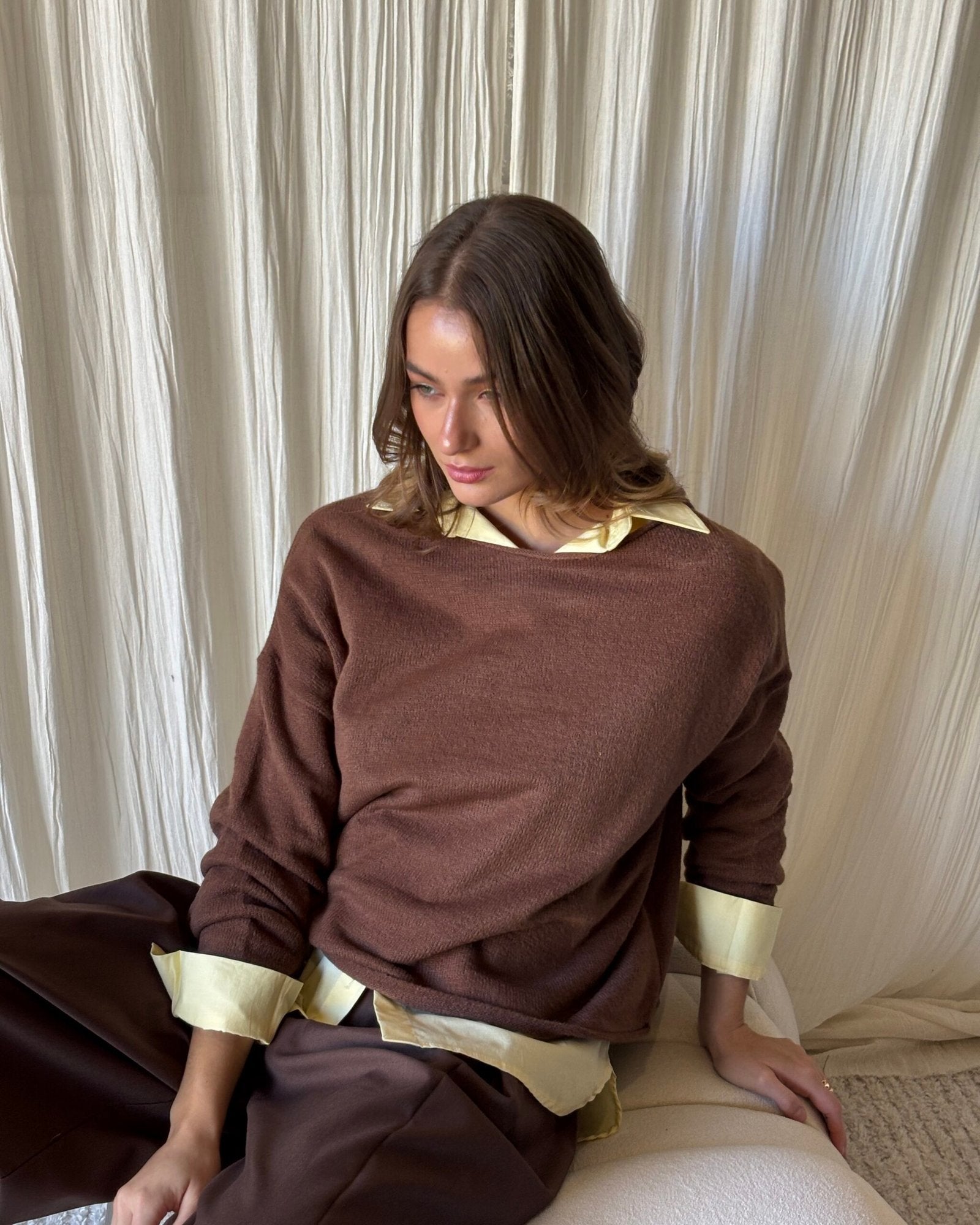 Sweater marrón de cuello redondo con puños y cuello en dorado