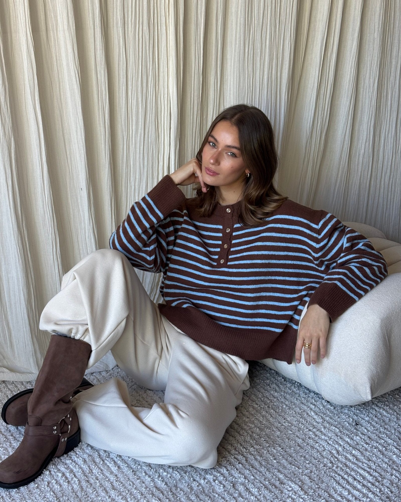 Sweater marrón con rayas azules y cuello redondo