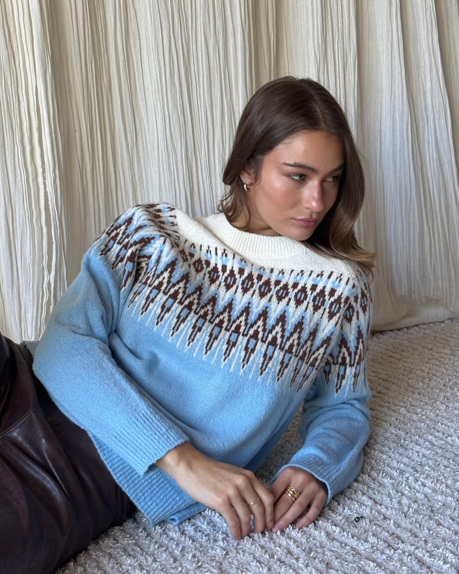 Sweater azul cielo con patrón geométrico en blanco y marrón en pecho