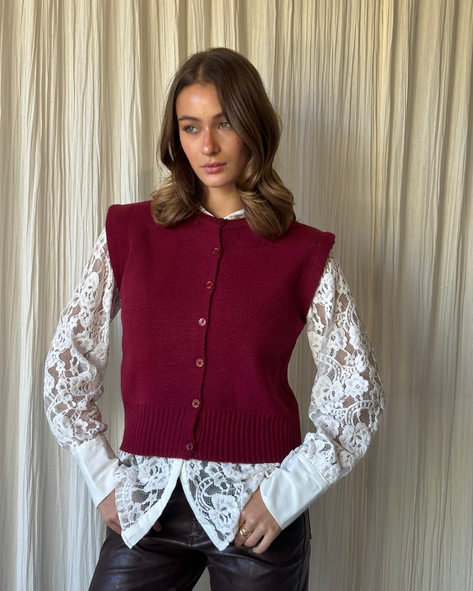 Chaleco bordo con mangas de encaje blanco y botones frontales