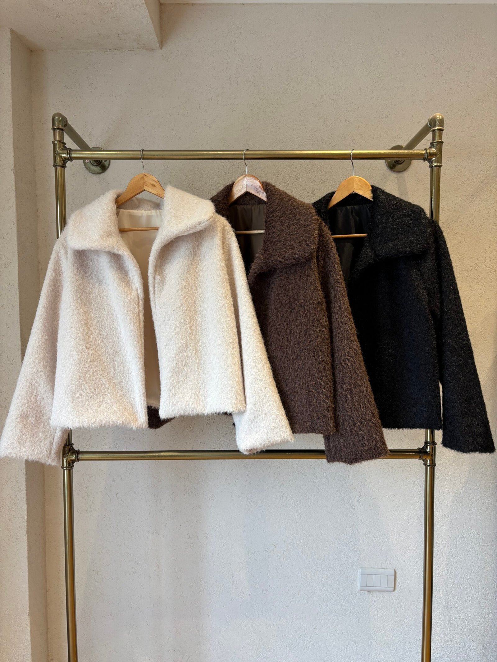 Saco de lana texturizada crema con solapa y manga larga