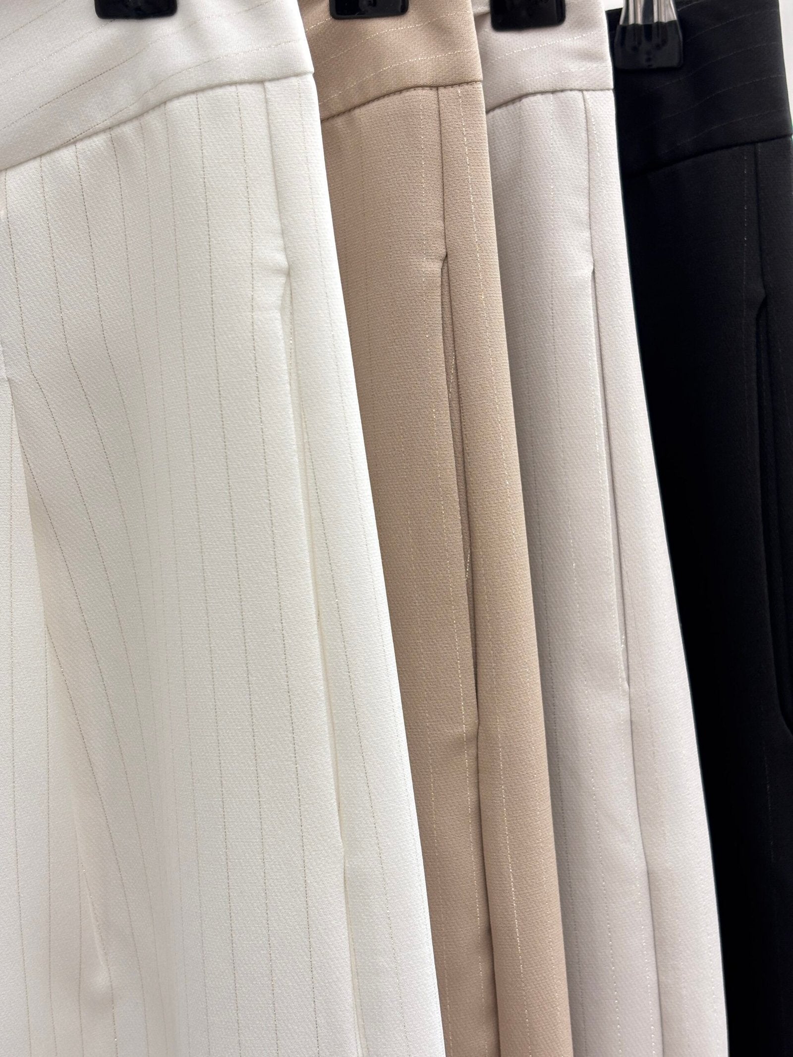 Pantalón Joaquina plisado en blanco, beige, gris y negro