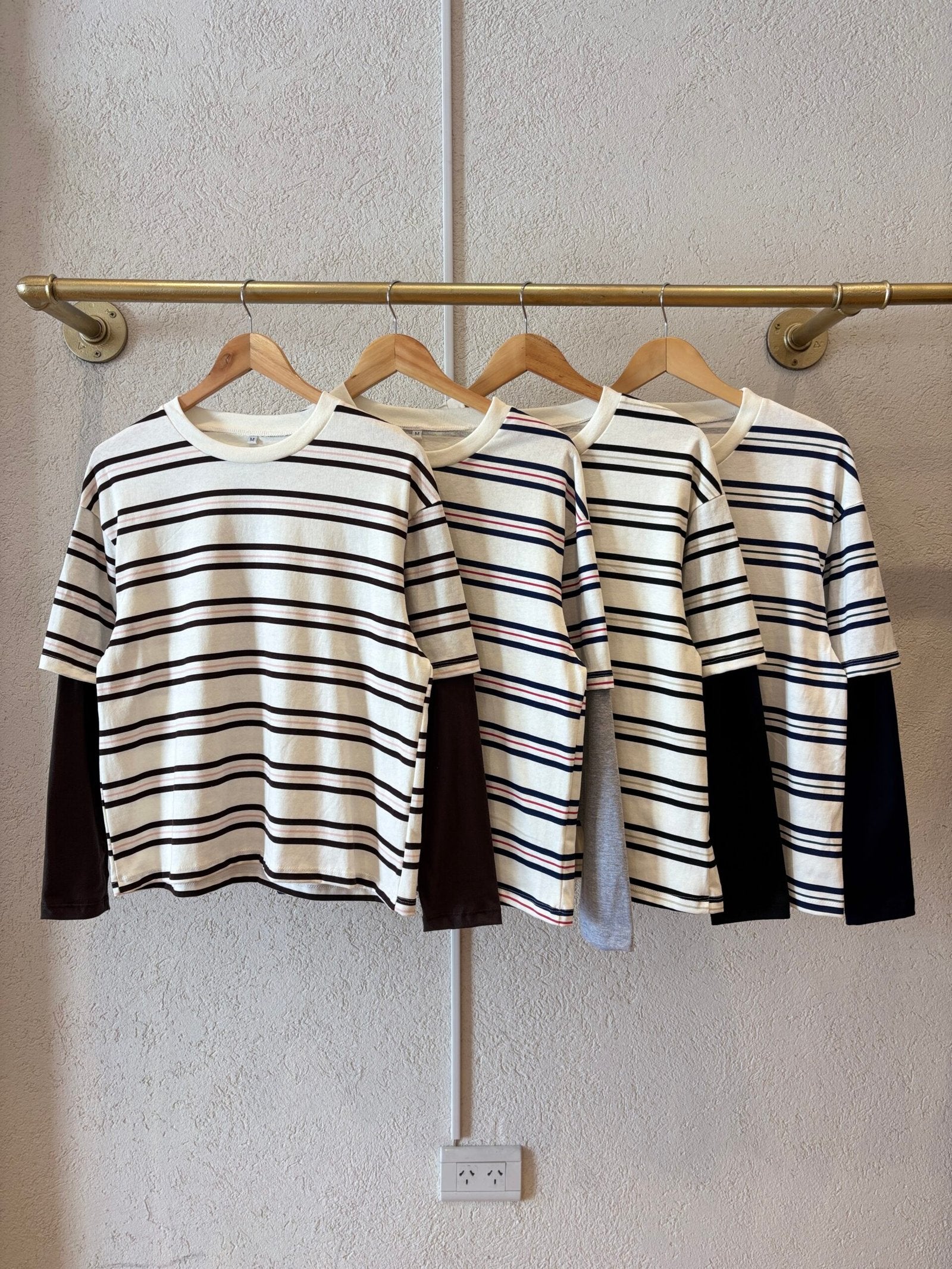 Remera rayada crema y marino con mangas contrastadas en negro