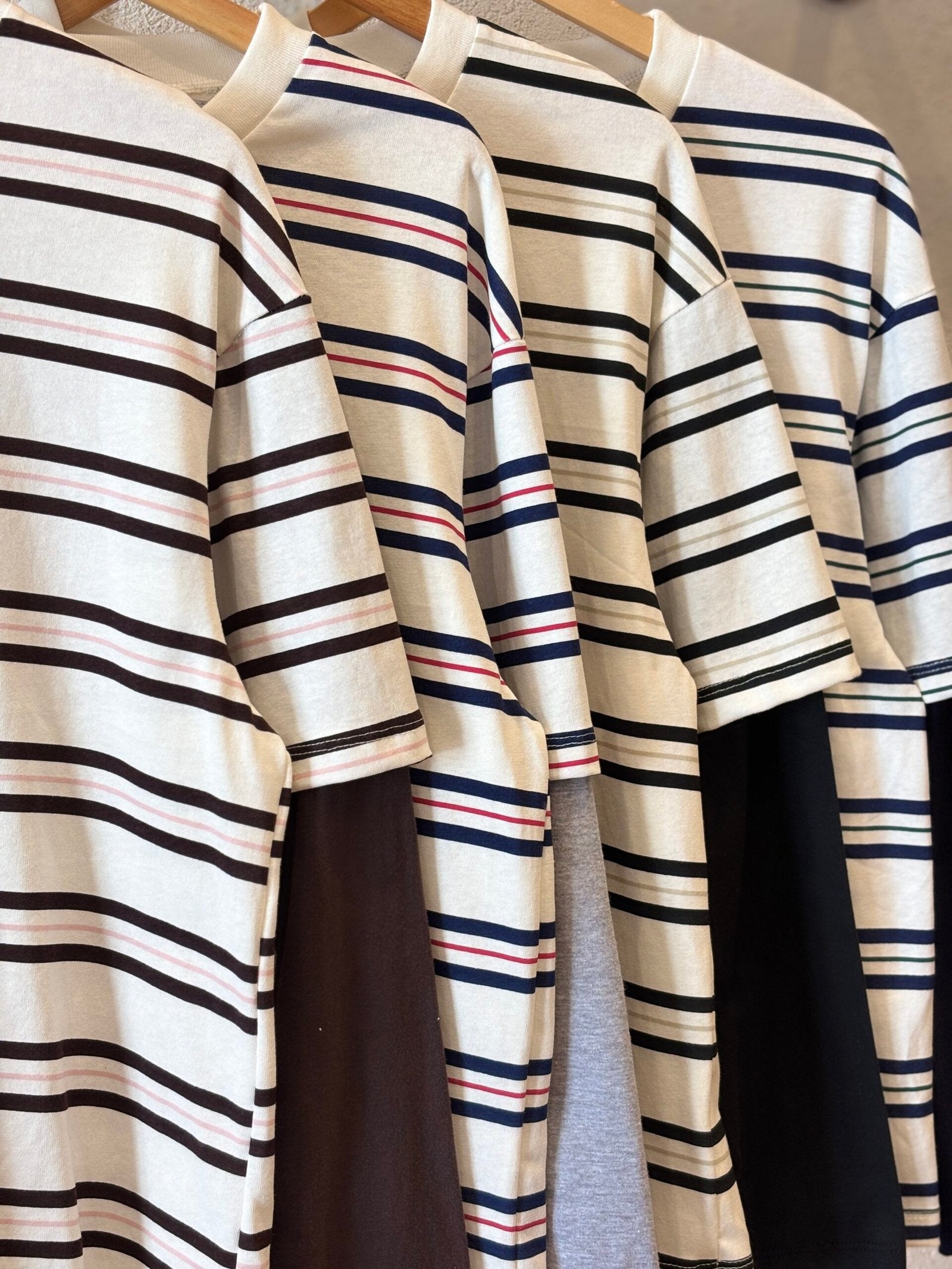 Remera crema a rayas horizontales con mangas cortas