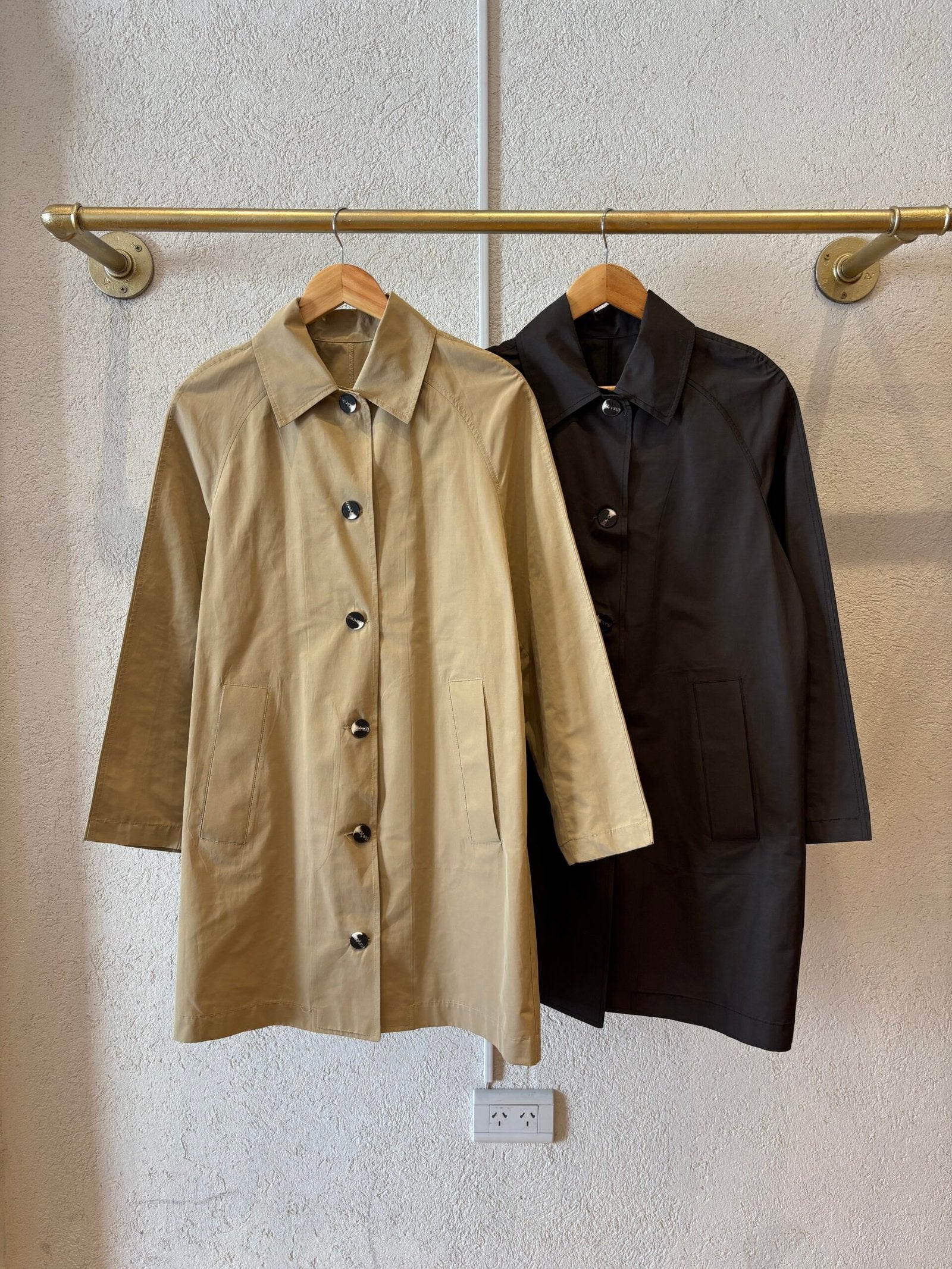 Trench beige de algodón con cuello clásico y botones frontales