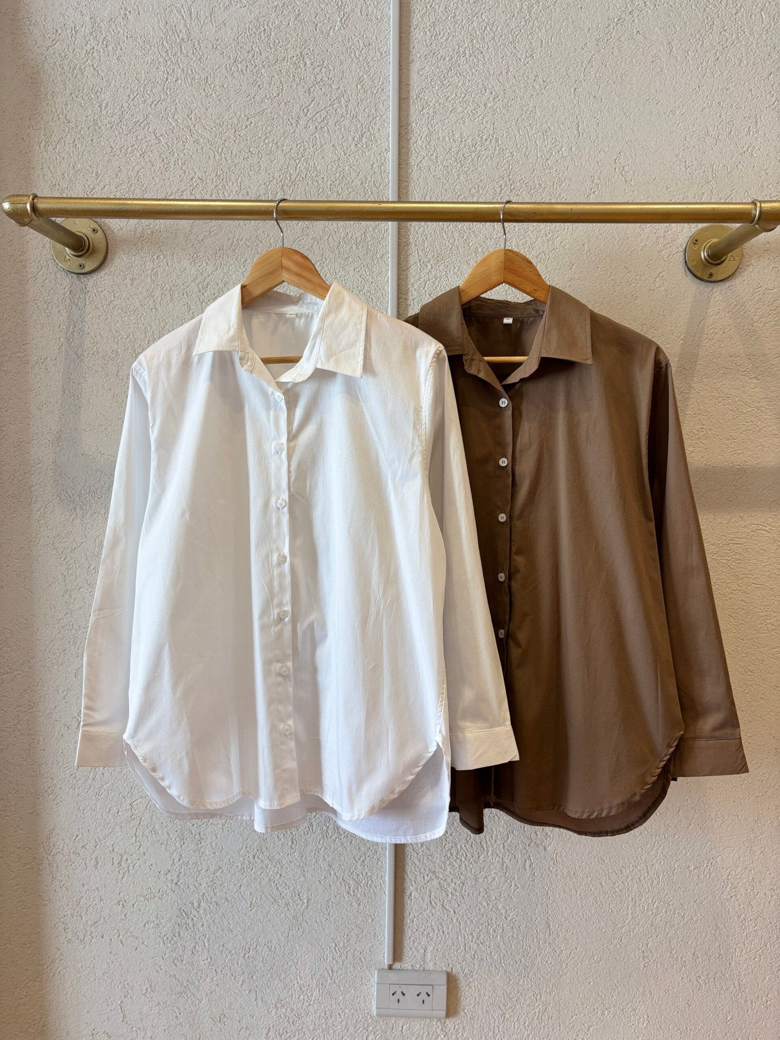 Camisa de algodón blanca con cuello clásico y manga larga