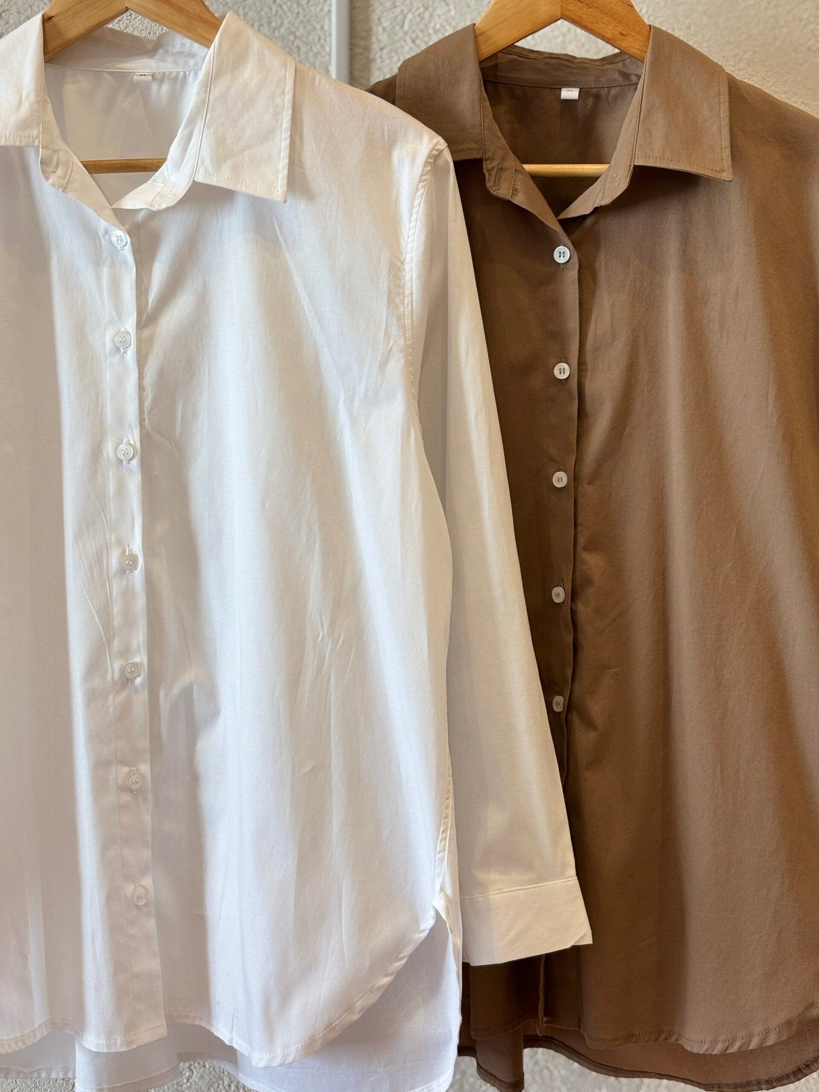 Camisa blanca de algodón con cuello clásico y botones delanteros