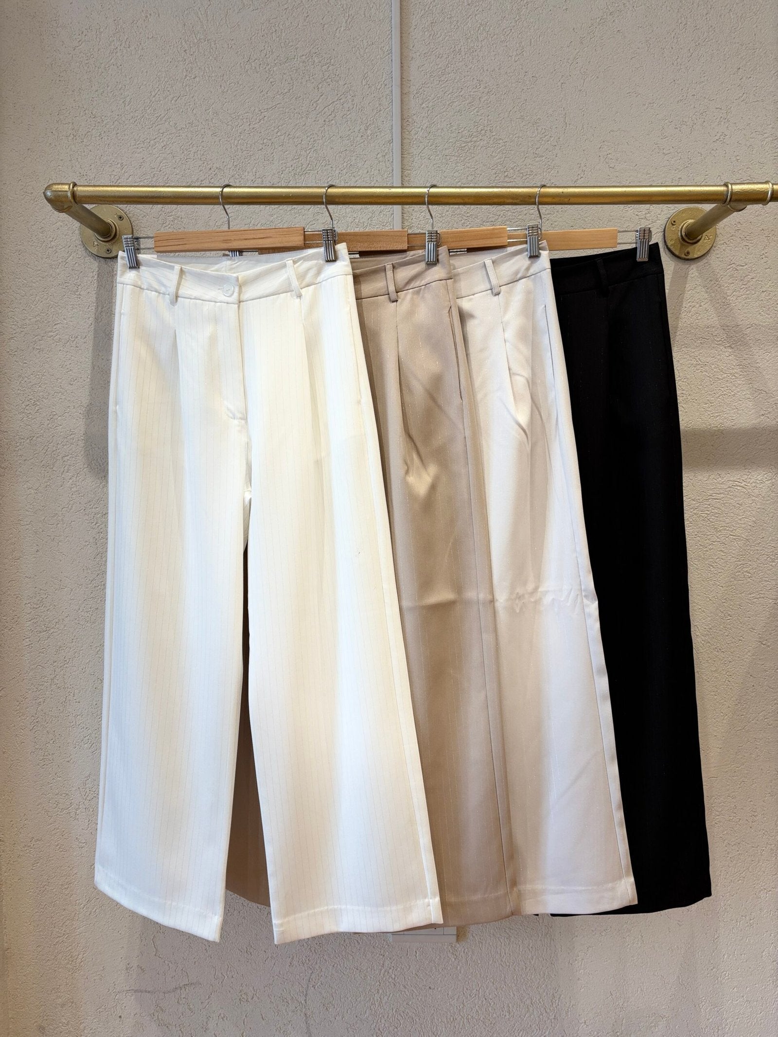 Pantalón sastrero blanco de tiro alto y pierna recta