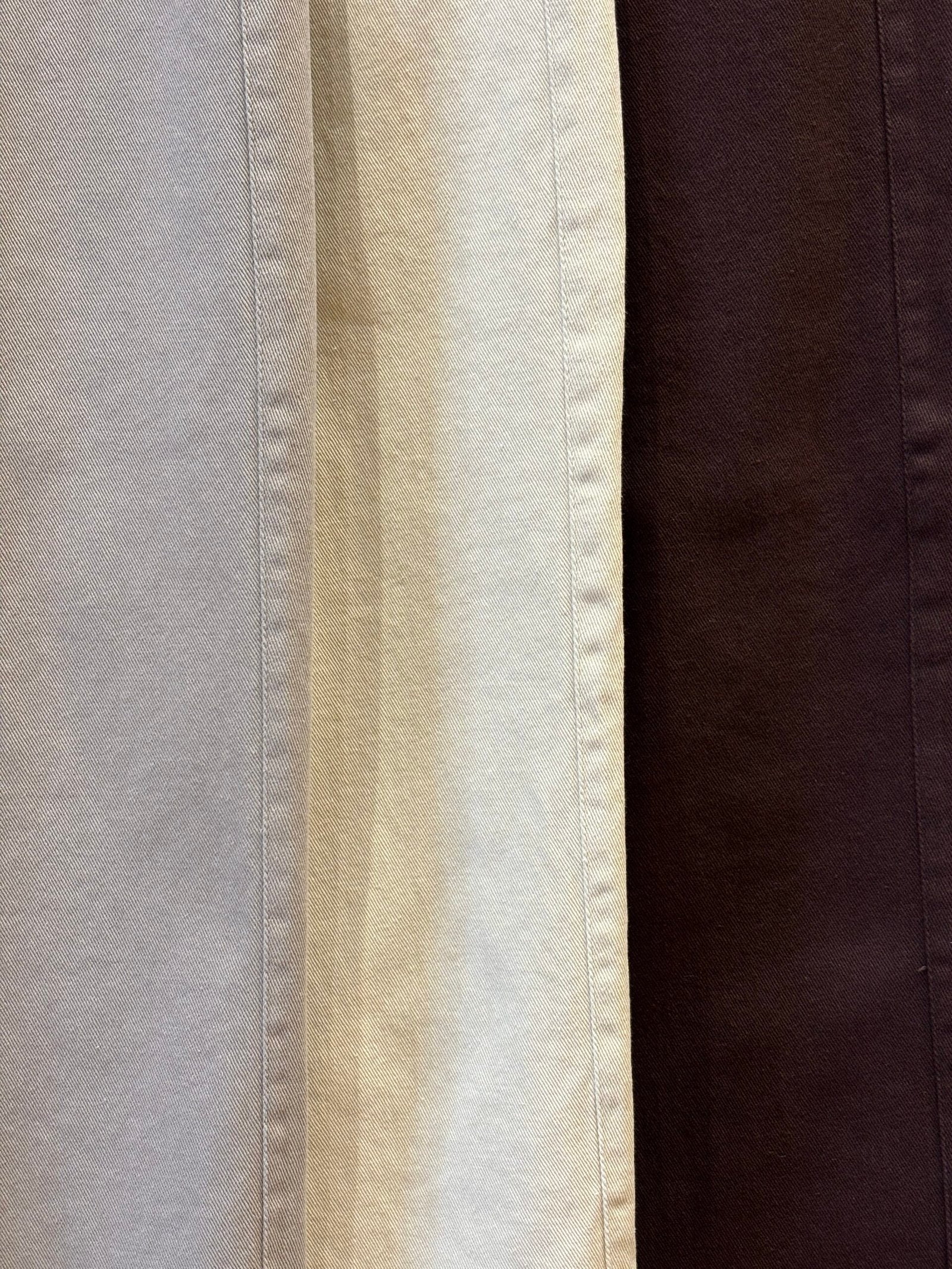 Pantalón de tela acanalada en tonos neutros y marró
