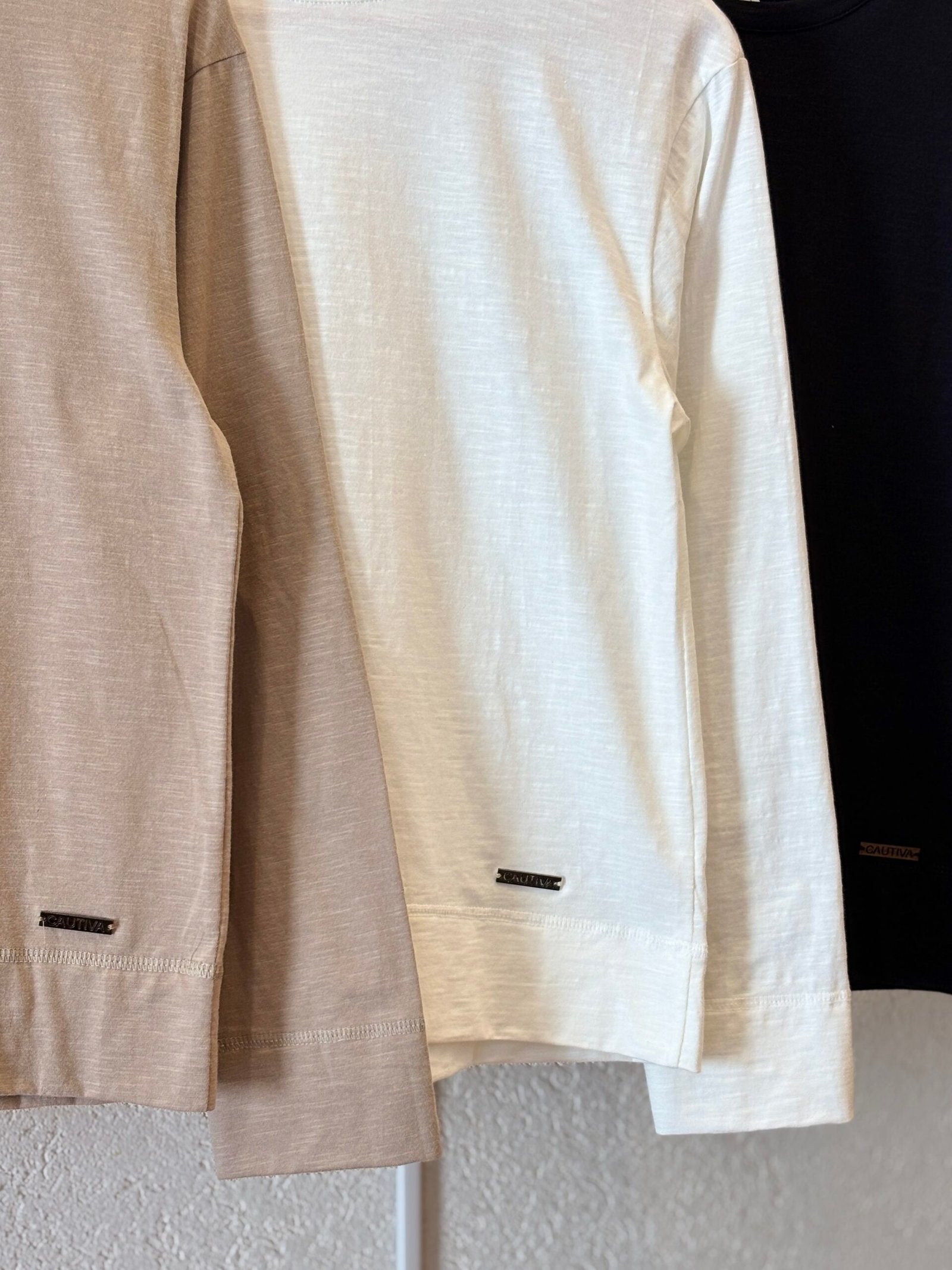 Remera crema de manga larga y cuello redondo