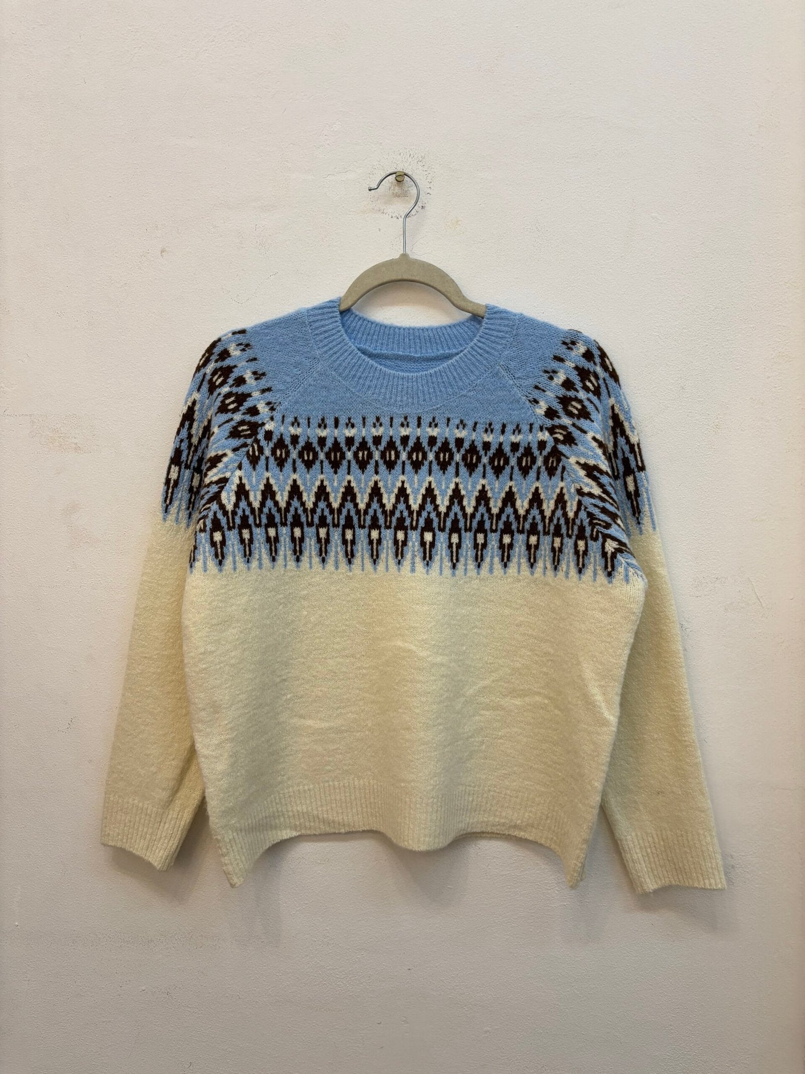 Sweater de punto tejido crema y azul con patrón geométrico
