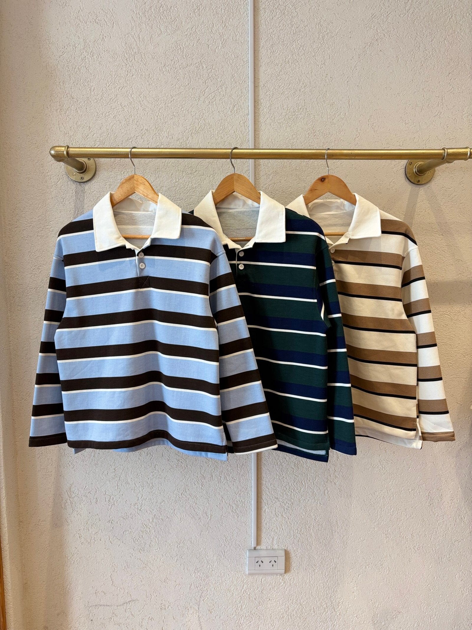 Buzo a rayas horizontales con cuello tipo polo y manga larga