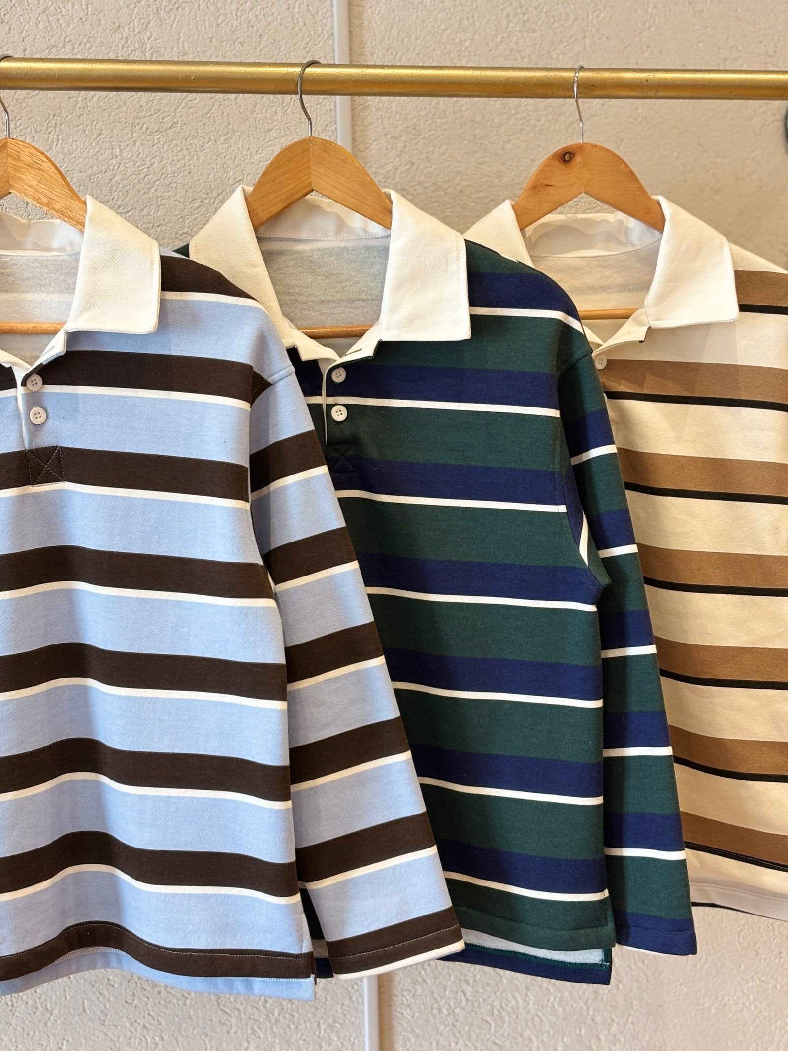 Buzo polo de algodón a rayas horizontales con cuello blanco y botones