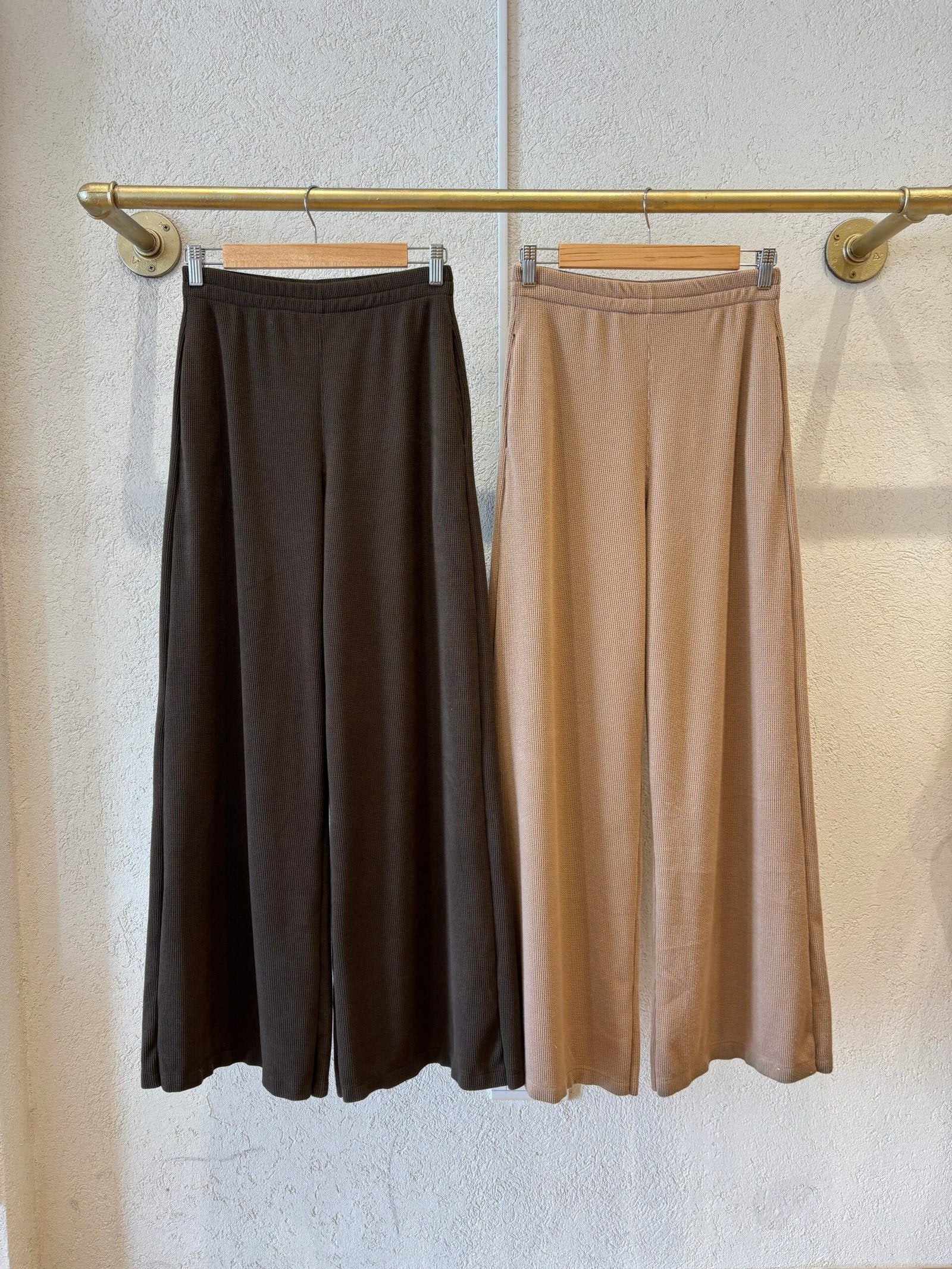 Pantalón acanalado marrón oscuro de tiro alto y largo midi