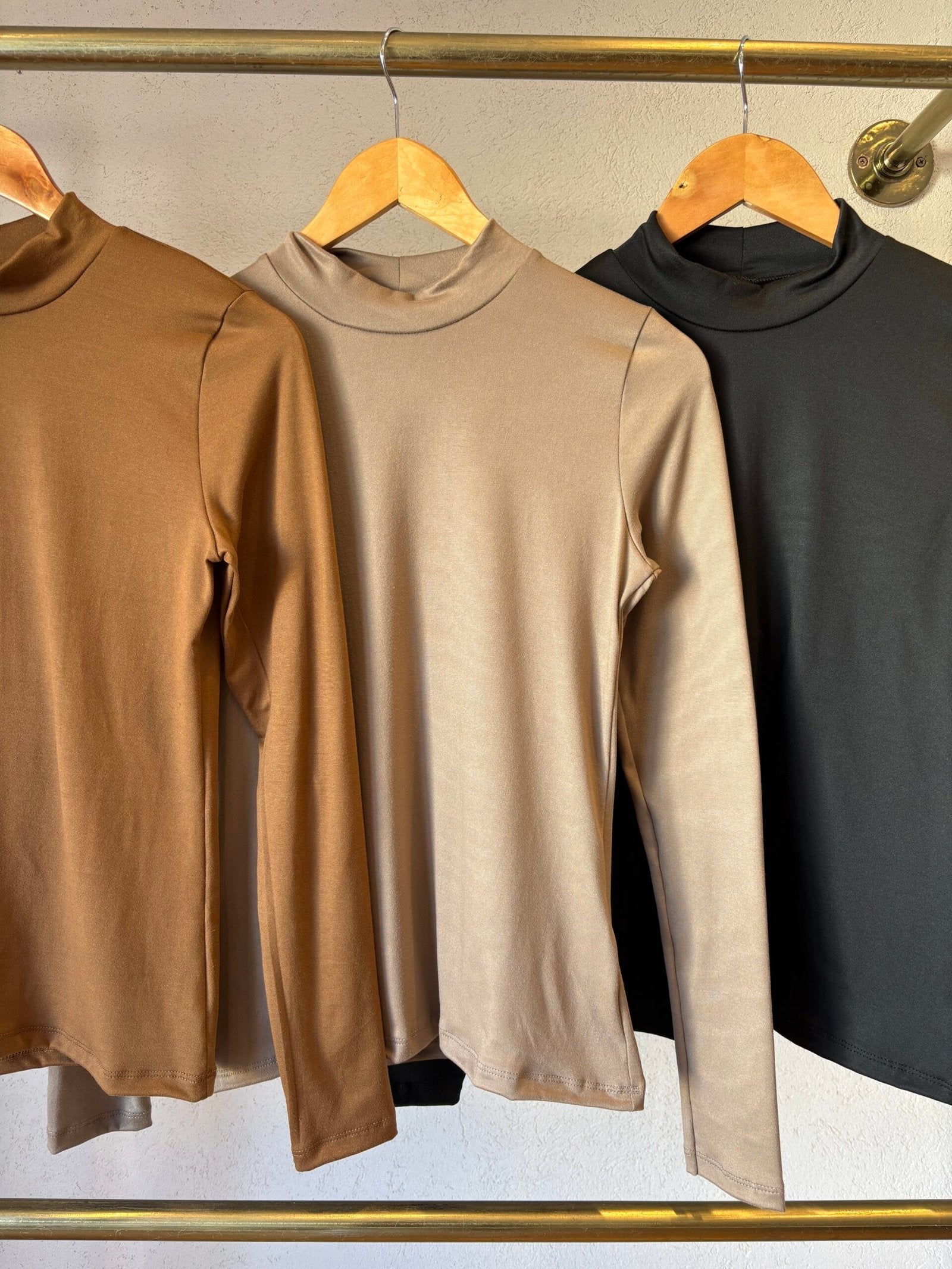 Remera beige de cuello alto y manga larga