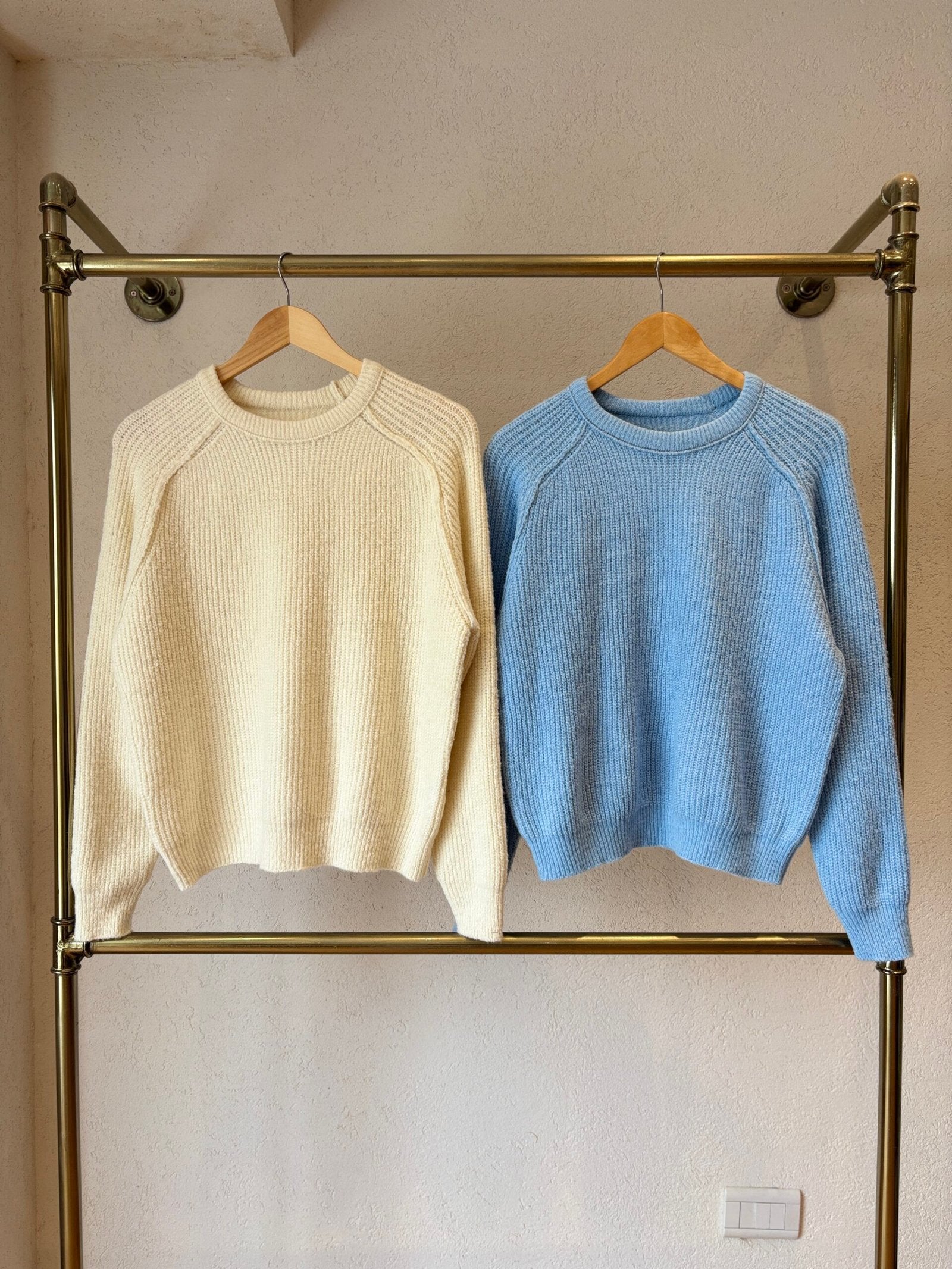 Sweater acanalado de cuello redondo y manga larga en crema