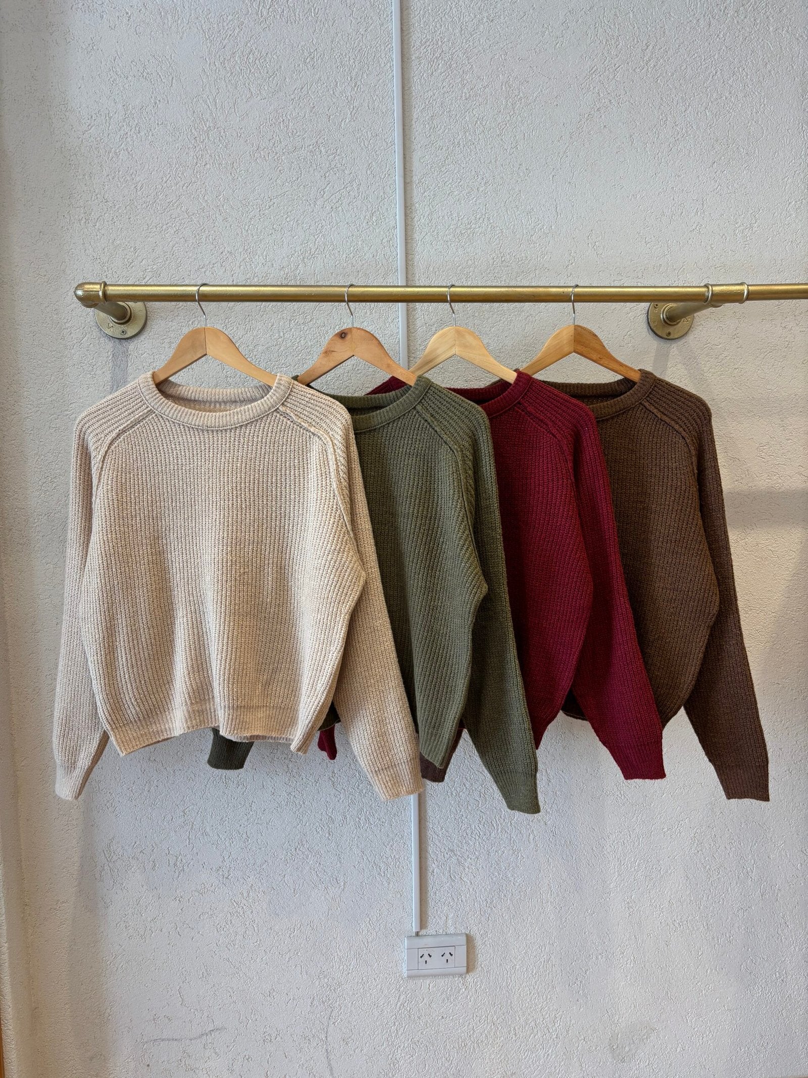 Sweater acanalado de cuello redondo en beige, verde, bordo y marrón