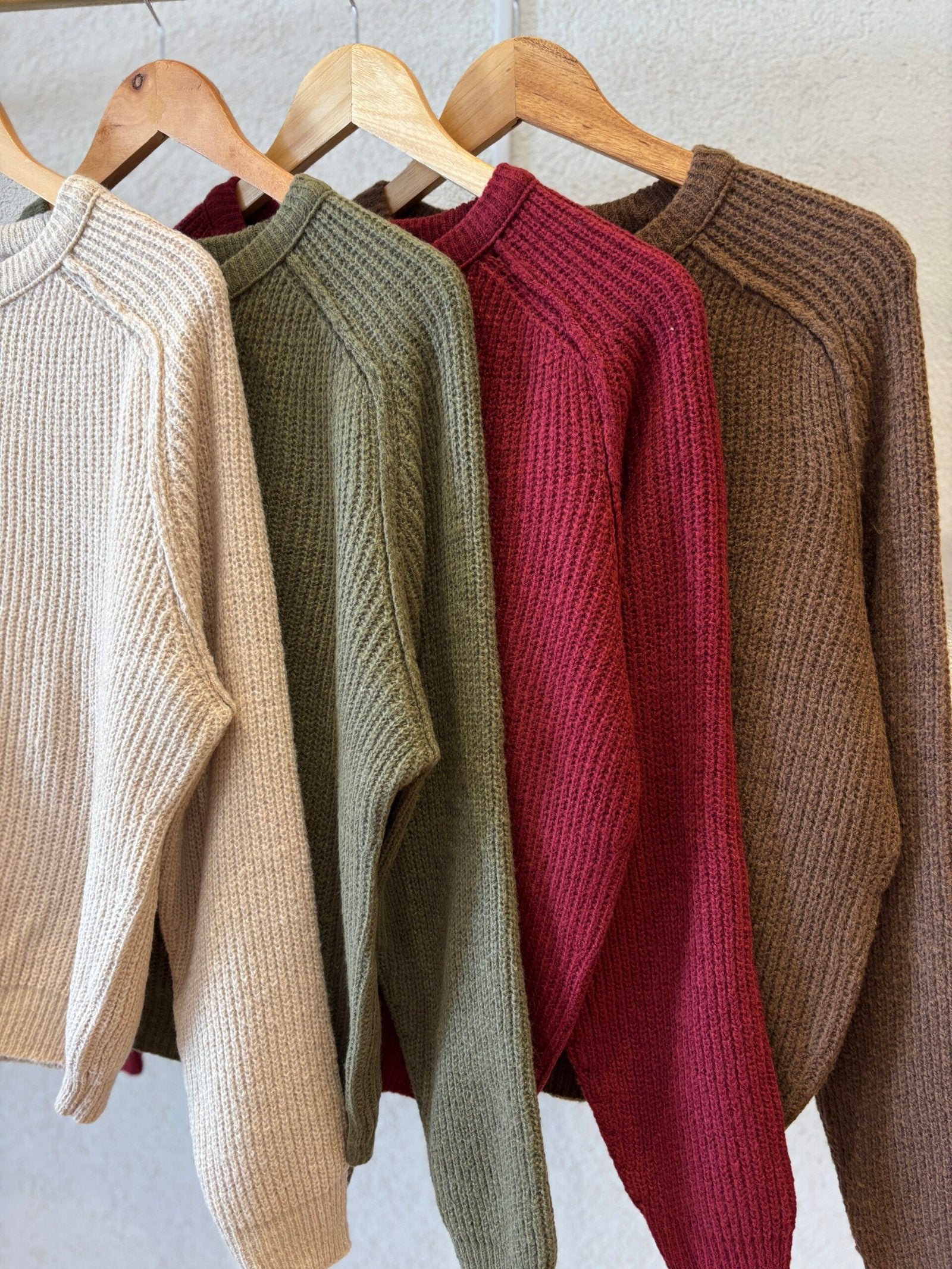 Sweater acanalado de punto en varios colores: blanco, verde, bordo y marrón