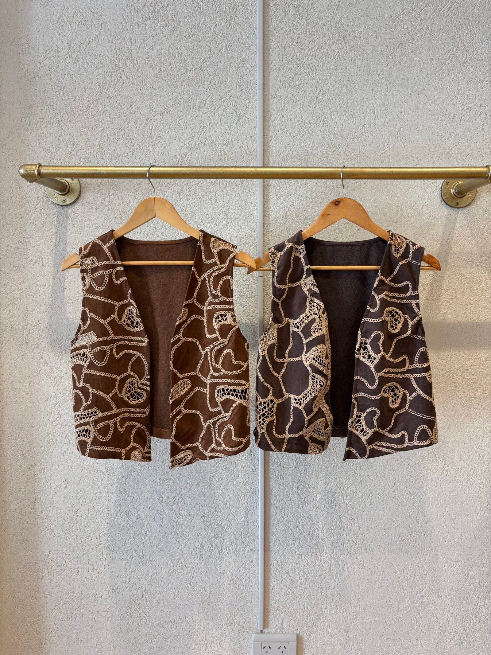 Chaleco marrón con estampado de cadenas y encajes en tonos beige