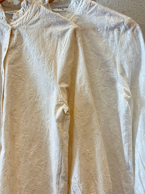 Camisa crema con bordado floral y encaje en frente y mangas