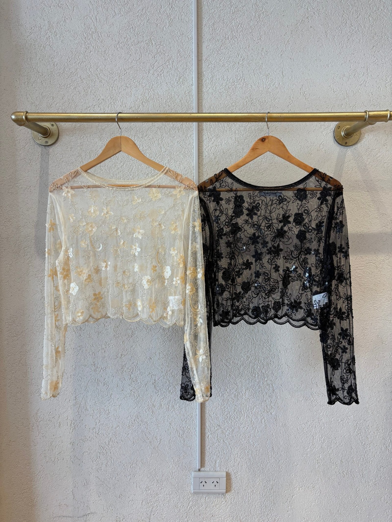 Remera corta de encaje floral con manga larga y escote redondo