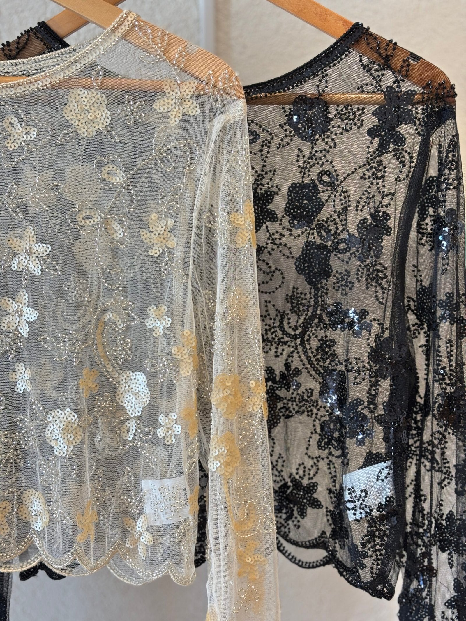 Remera de tul bordada con lentejuelas en tonos crema y negro