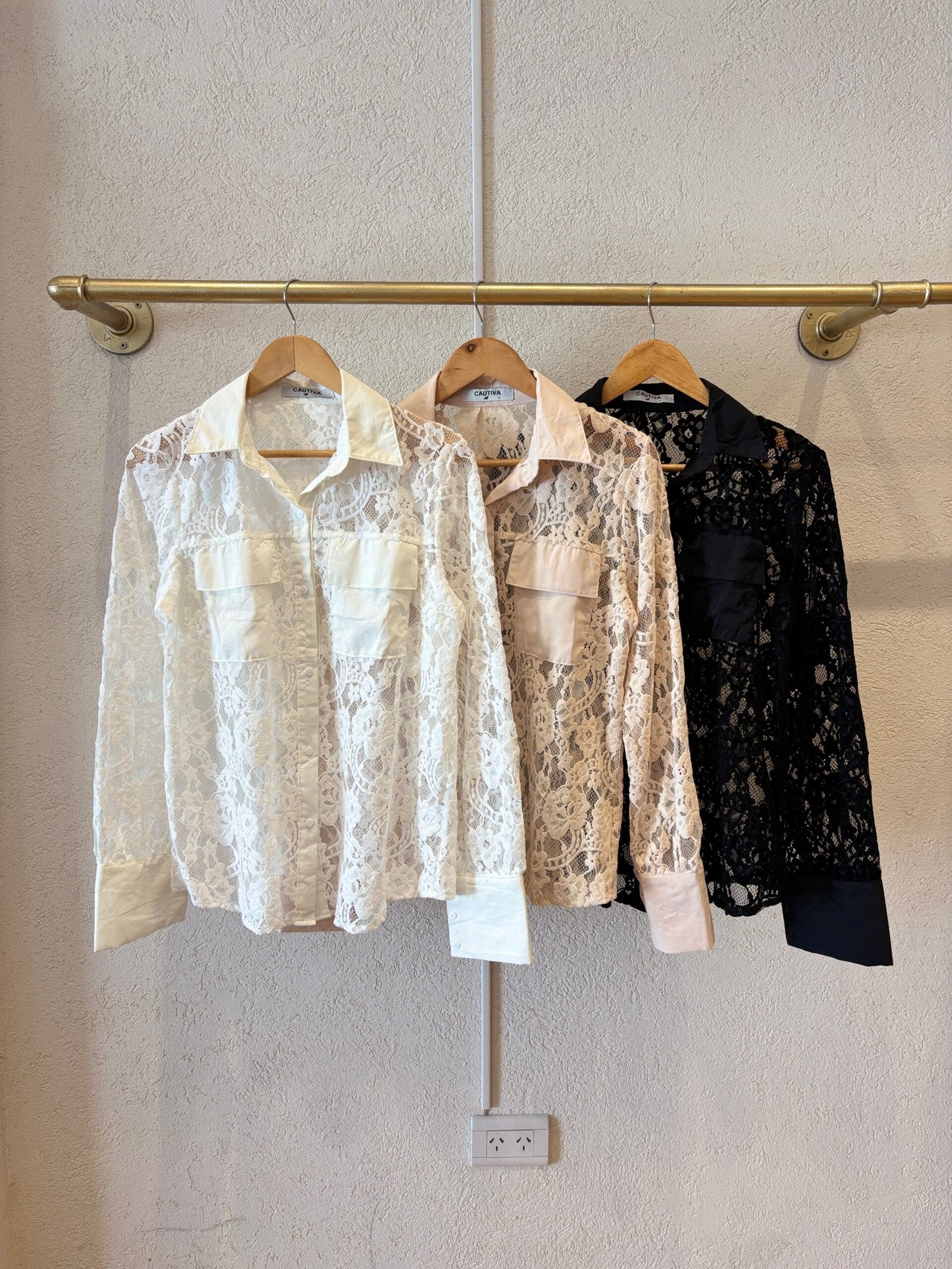 Camisa de encaje blanco con bolsillos de parche y cuello solapa