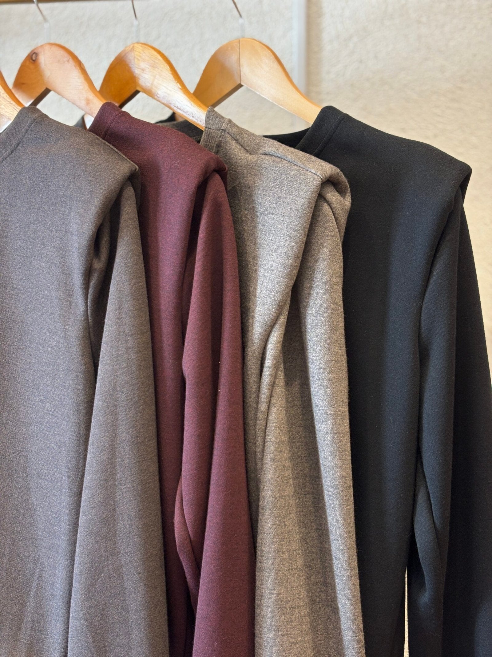 Buzo de lana en colores gris, bordo, beige y negro