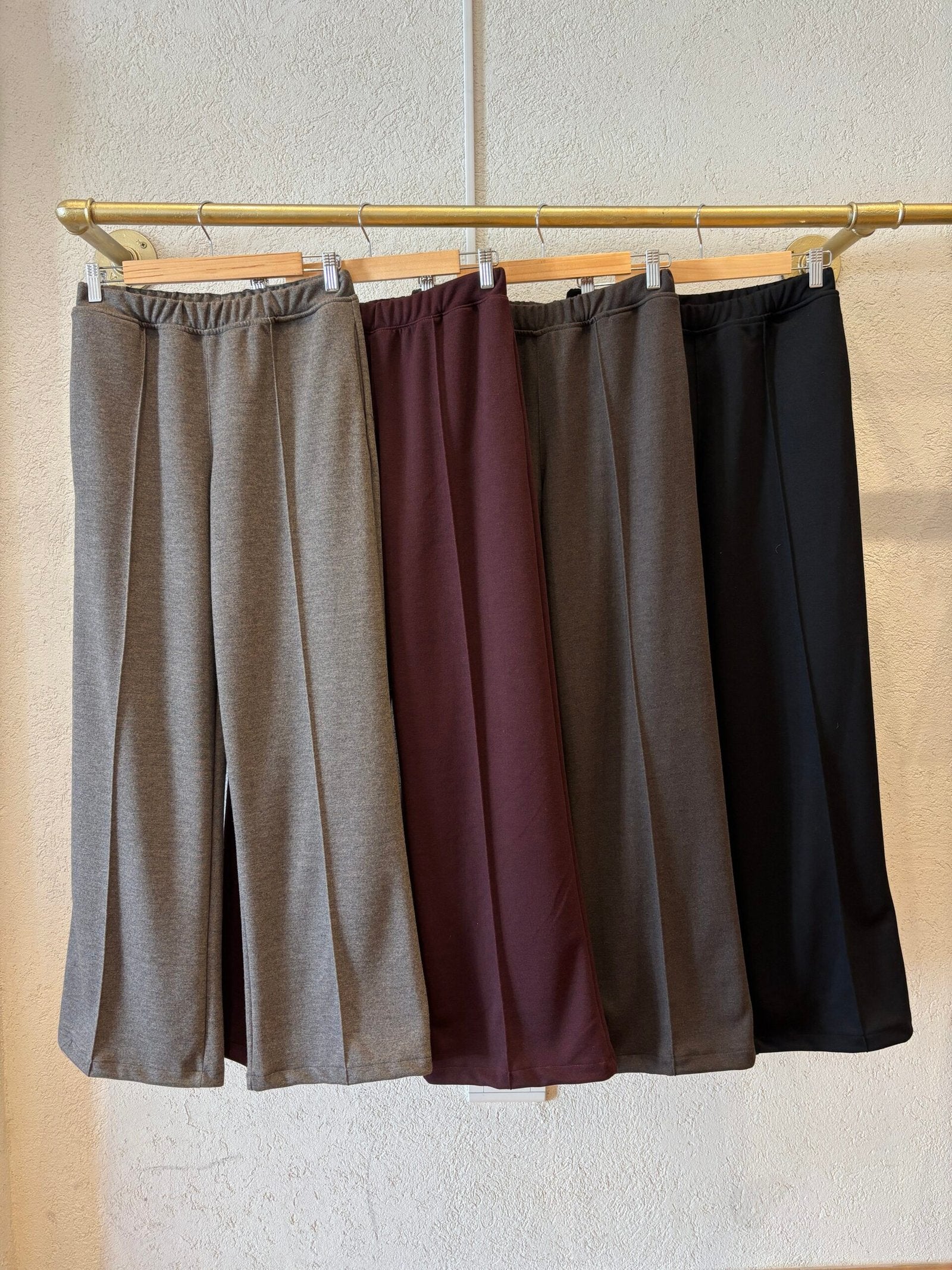 Pantalón ancho de tiro alto en gris, bordo, taupe y negro