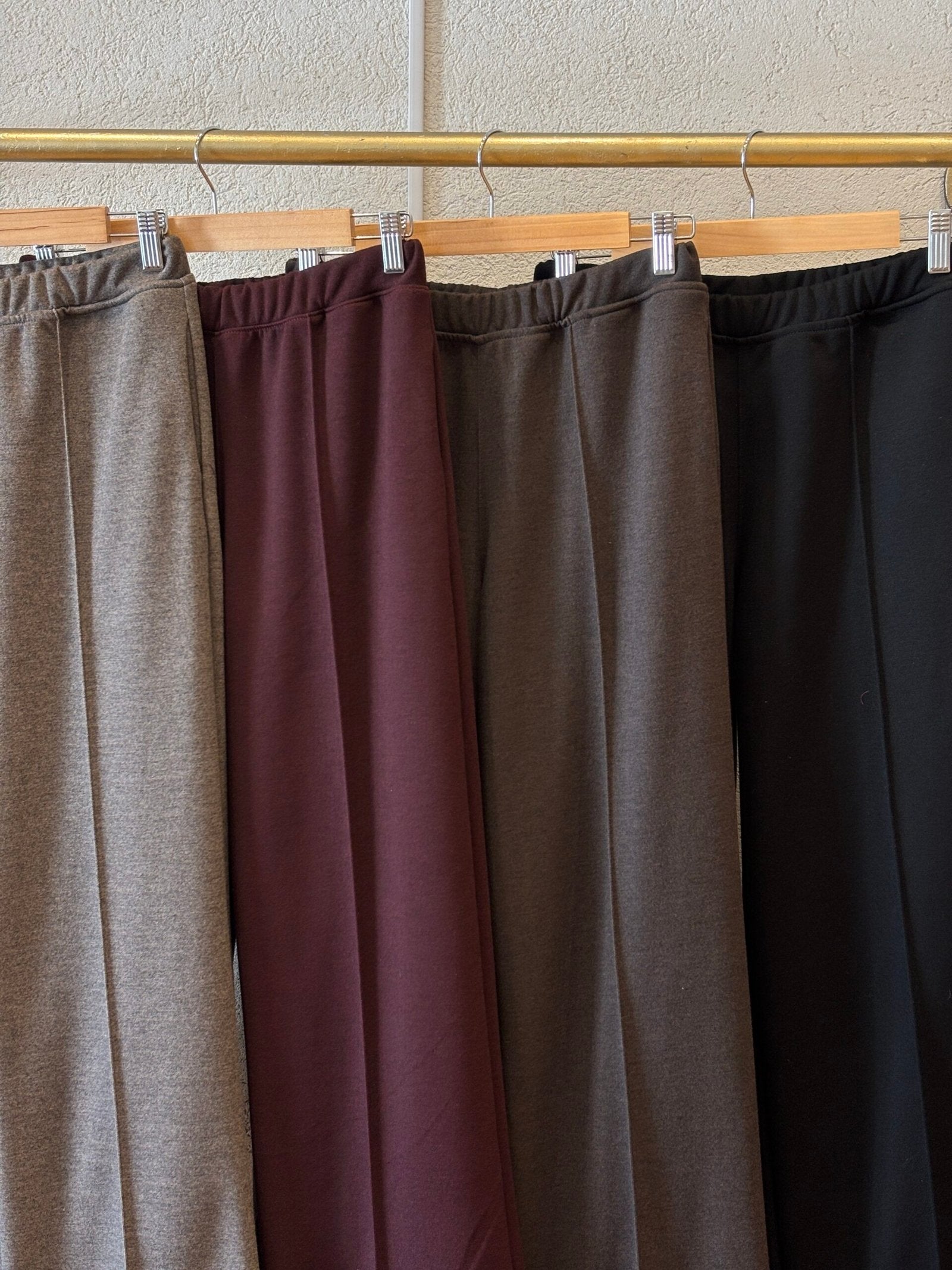 Pantalón de tiro alto en tonos beige, burdeos, marrón y negro