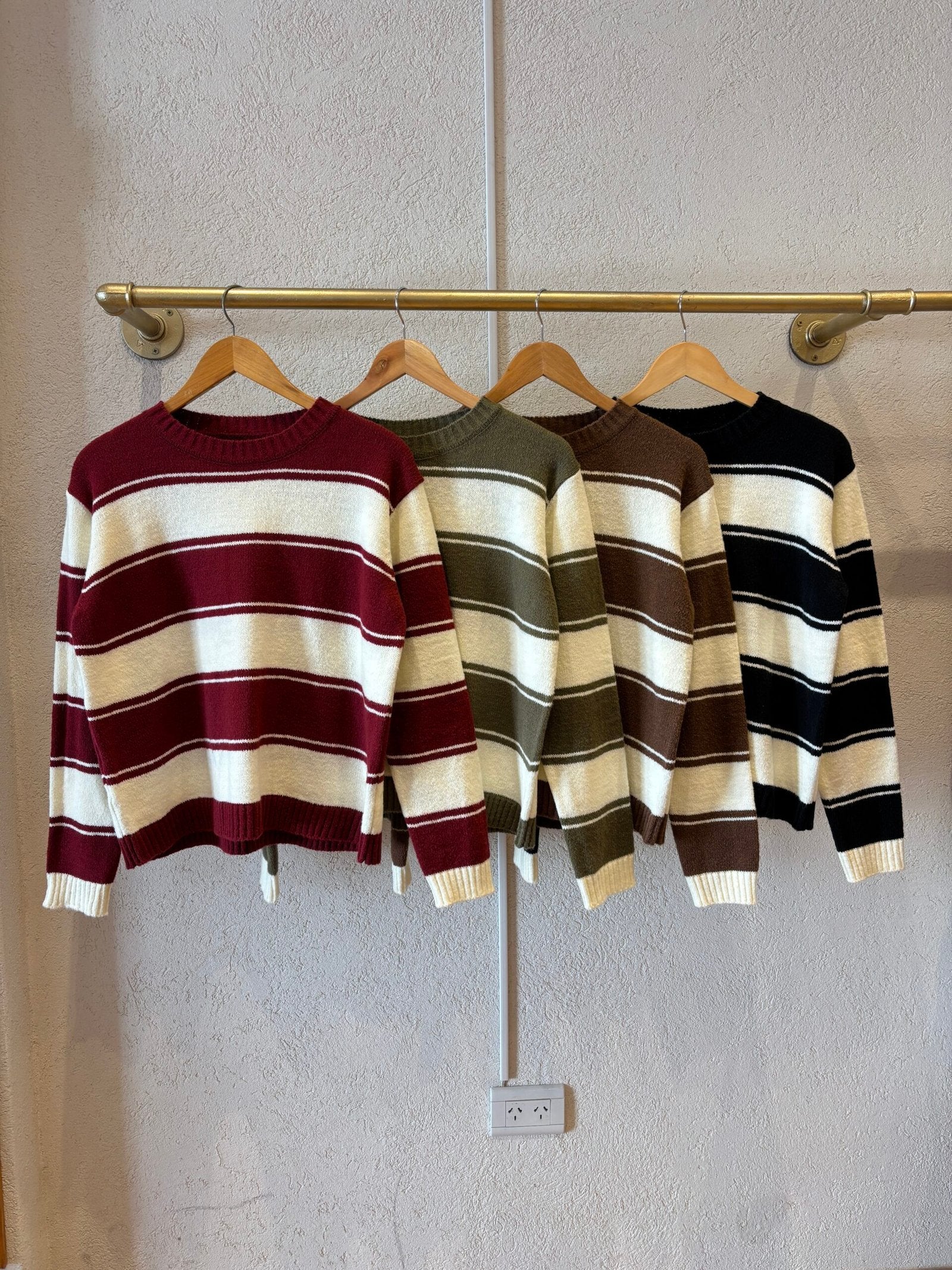 Sweater de punto tejido a rayas horizontales con cuello redondo
