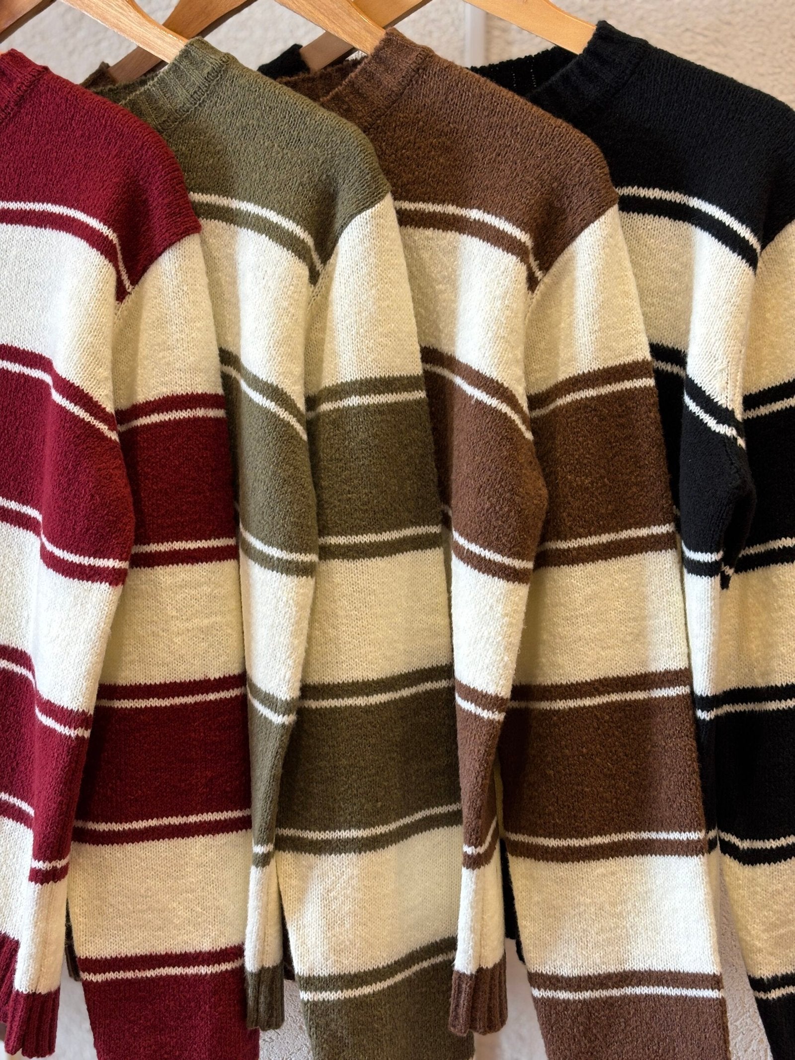 Sweater de punto tejido a rayas horizontales con cuello redondo