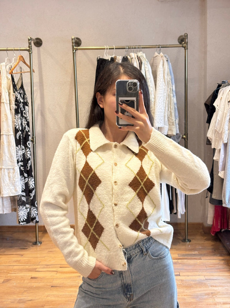 Saco crema con patrón argyle marrón y cuello clásico