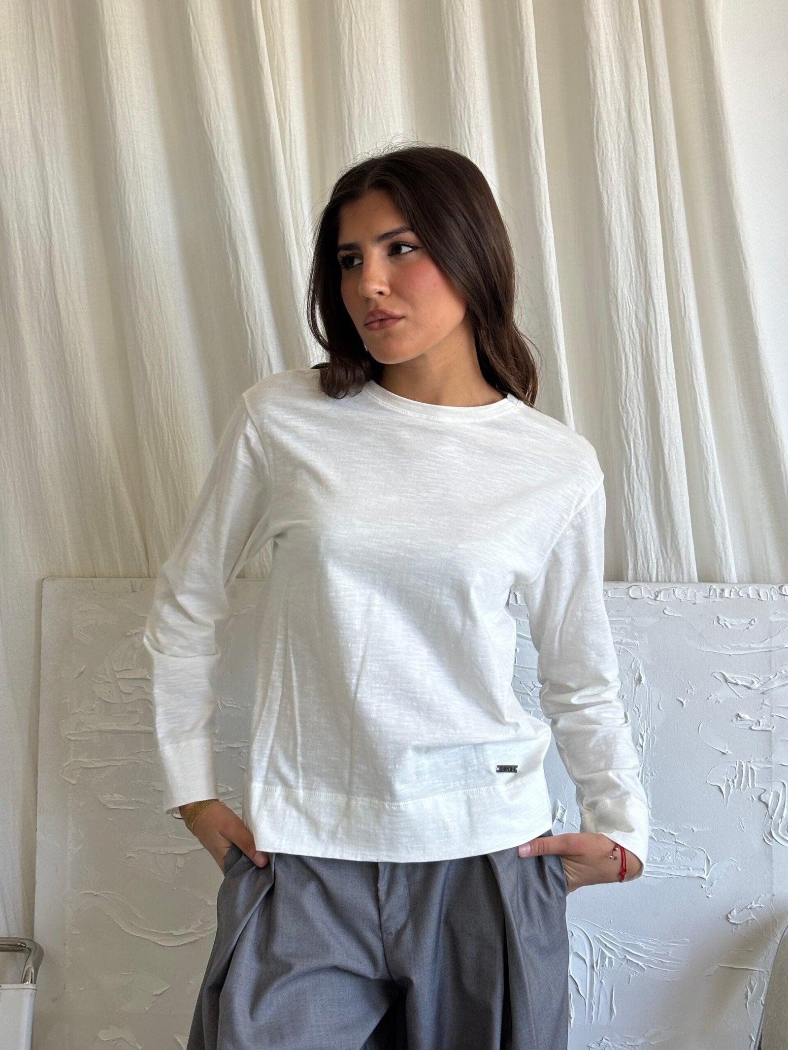 Remera blanca de manga larga y cuello redondo con detalle