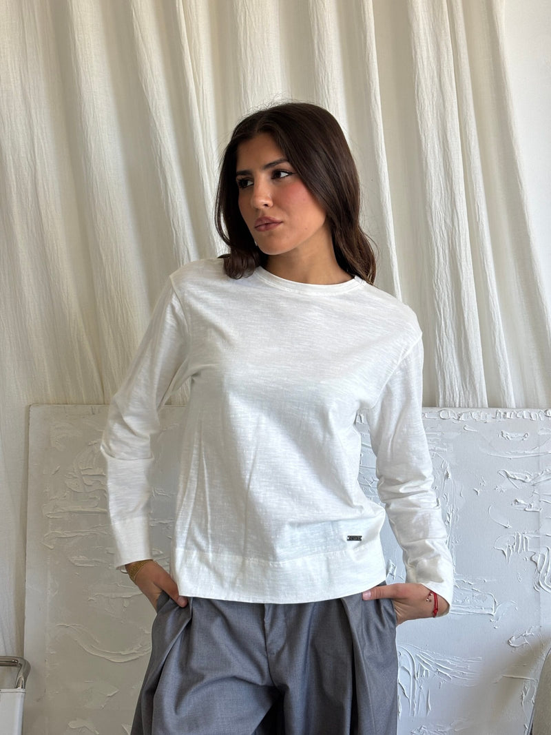 Remera blanca de manga larga y cuello redondo con detalle