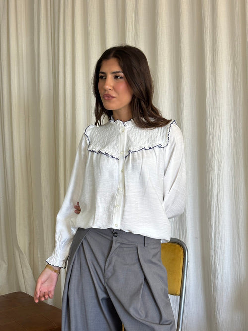 Camisa blanca de algodón con volante encaje en escote y manga larga