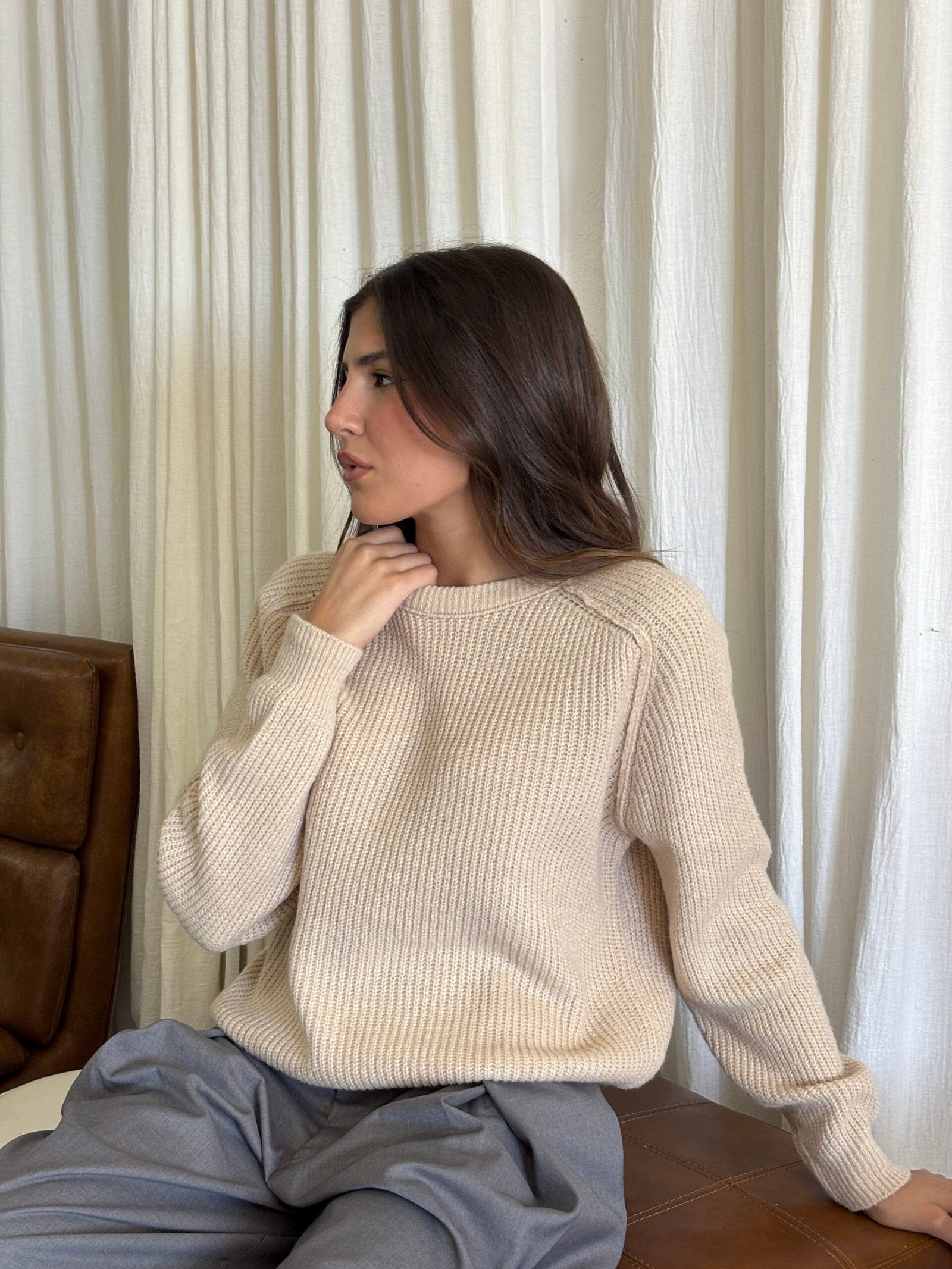 Sweater beige acanalado de manga larga y cuello redondo