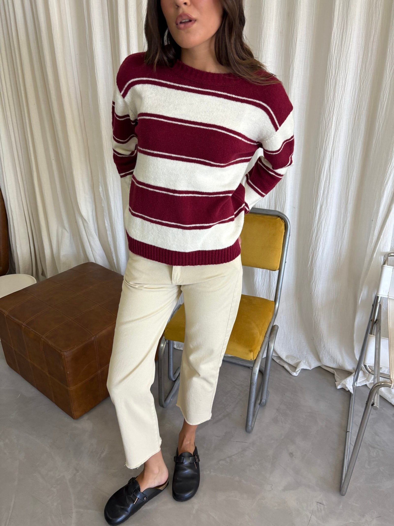 Sweater de punto tejido a rayas burdó y crema con manga larga