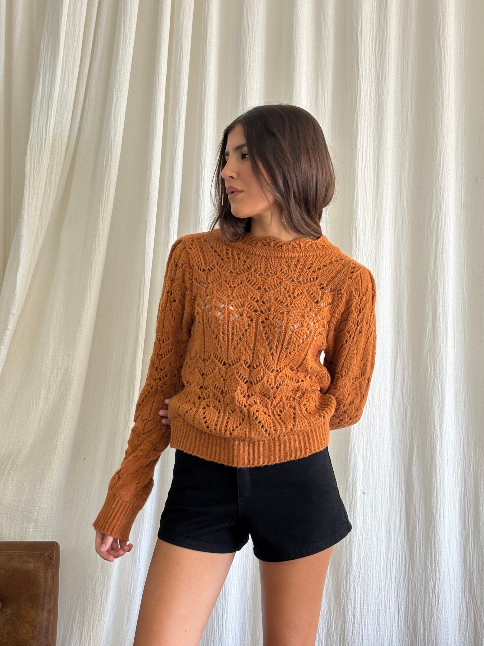 Sweater tejido calado color terracota con cuello redondo y manga larga