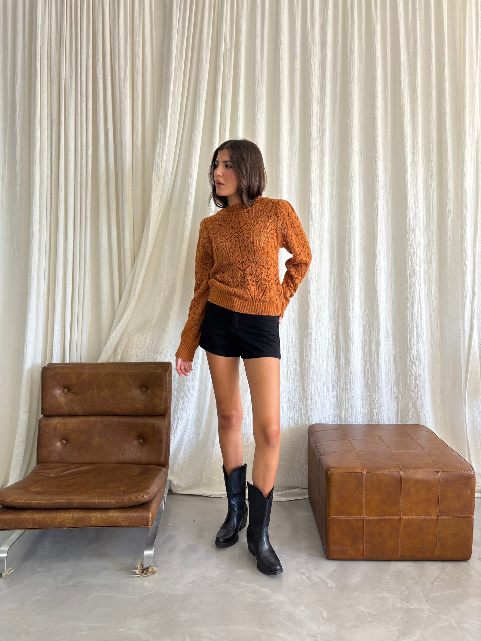 Sweater tejido naranja con textura acanalada y manga larga