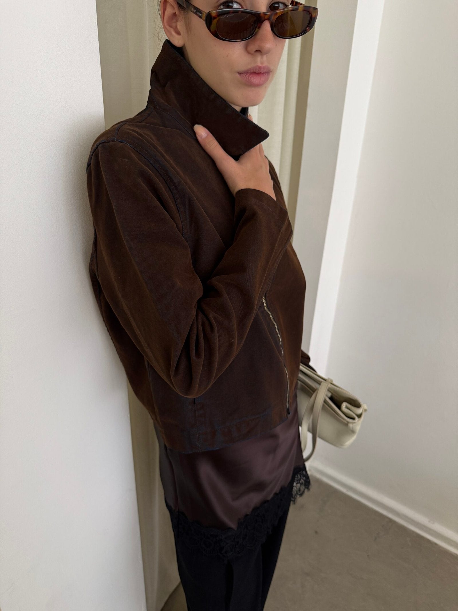 Campera marrón con cuello alto y cierre frontal con cremallera