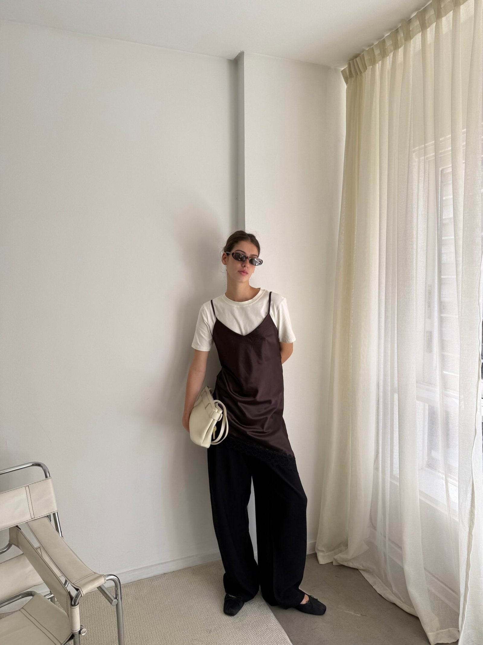 Musculosa marrón oscuro con escote V y tirador fino