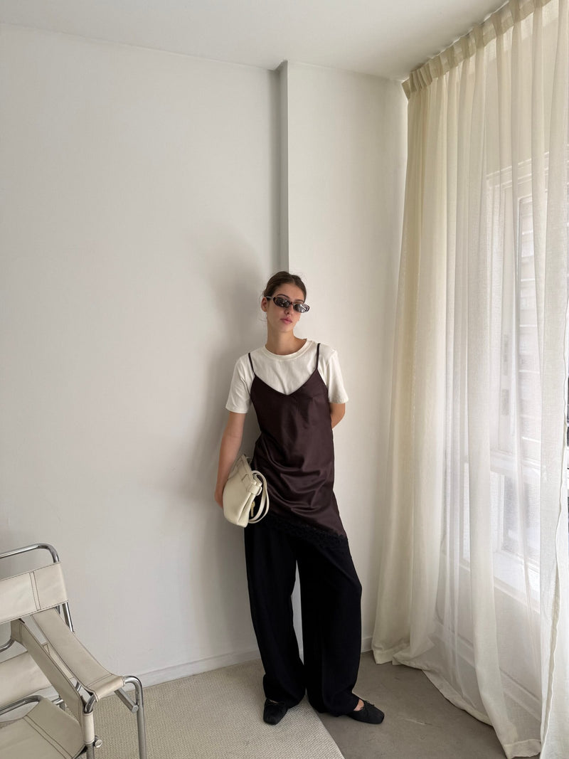 Musculosa marrón oscuro con escote V y tirador fino