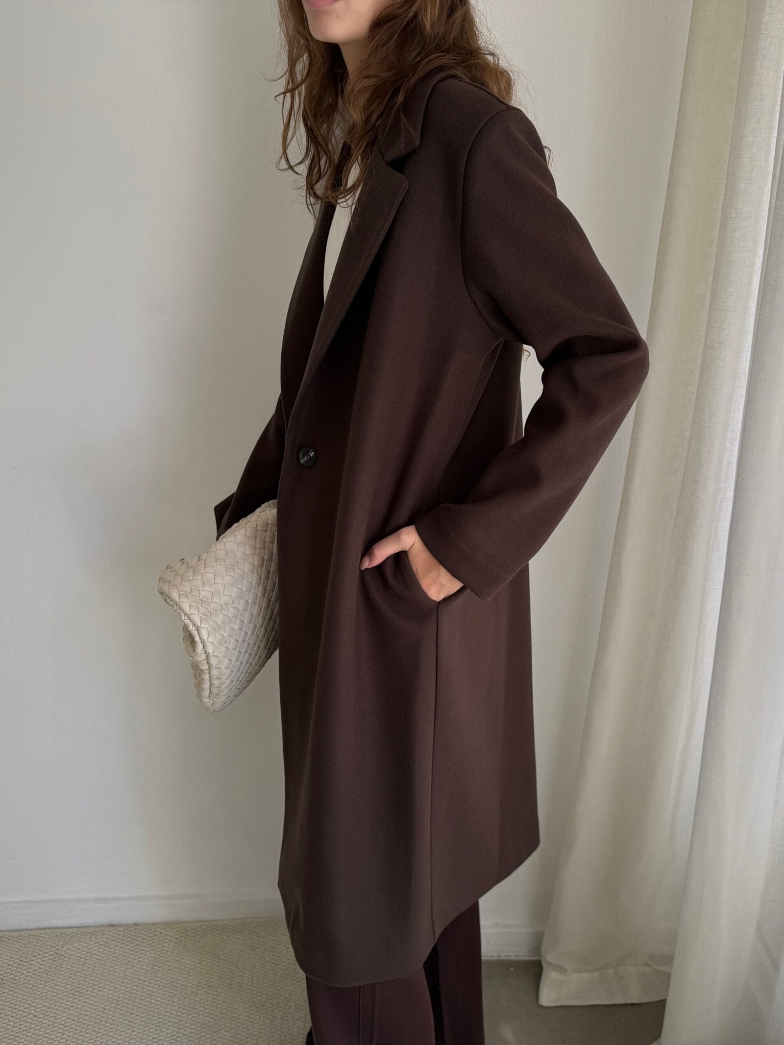 Tapado midi marrón oscuro de lana con solapa y botón simple