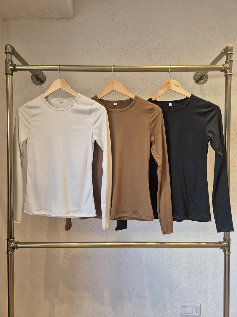 Remera de manga larga con cuello redondo en blanco, beige y negro