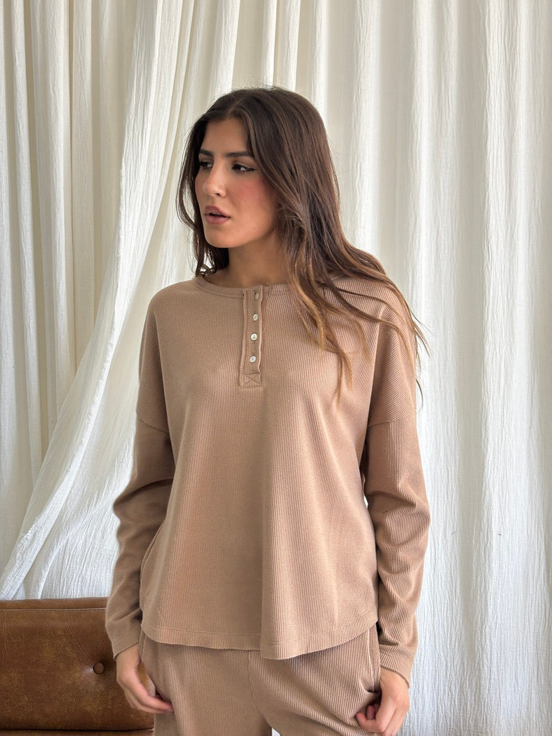 Remera beige acanalada de manga larga y cierre con botones